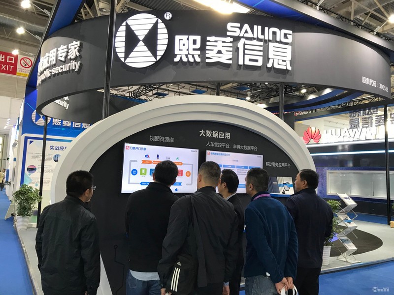 艳妇臀荡乳欲伦交换H漫