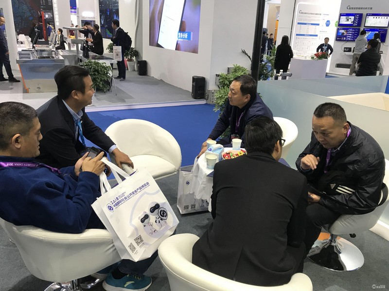 艳妇臀荡乳欲伦交换H漫