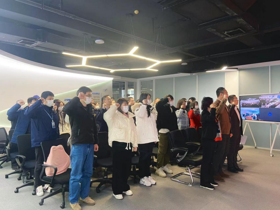 艳妇臀荡乳欲伦交换H漫