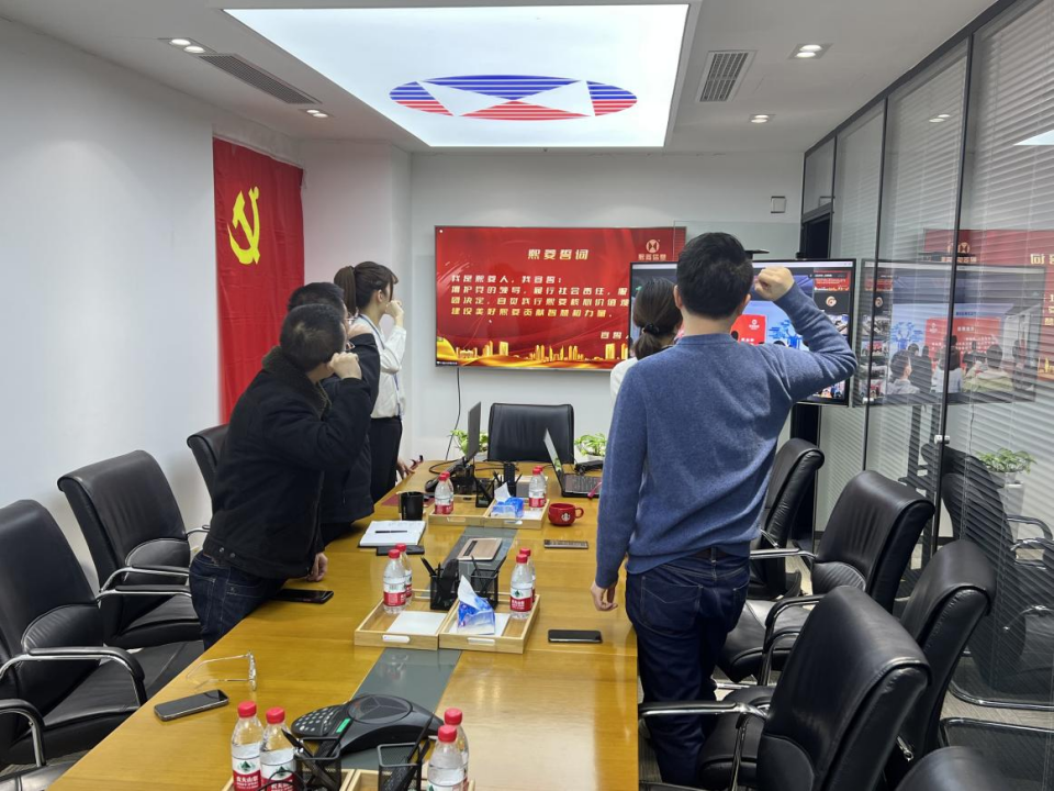 艳妇臀荡乳欲伦交换H漫