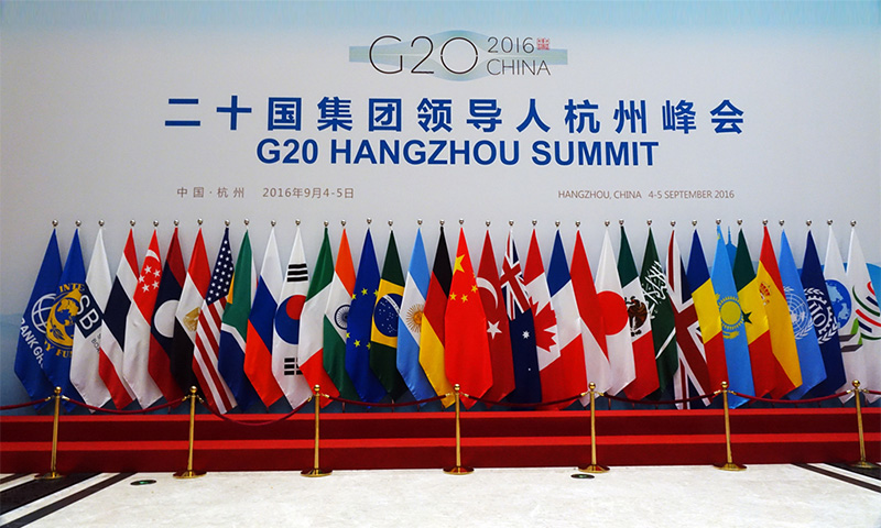 艳妇臀荡乳欲伦交换H漫