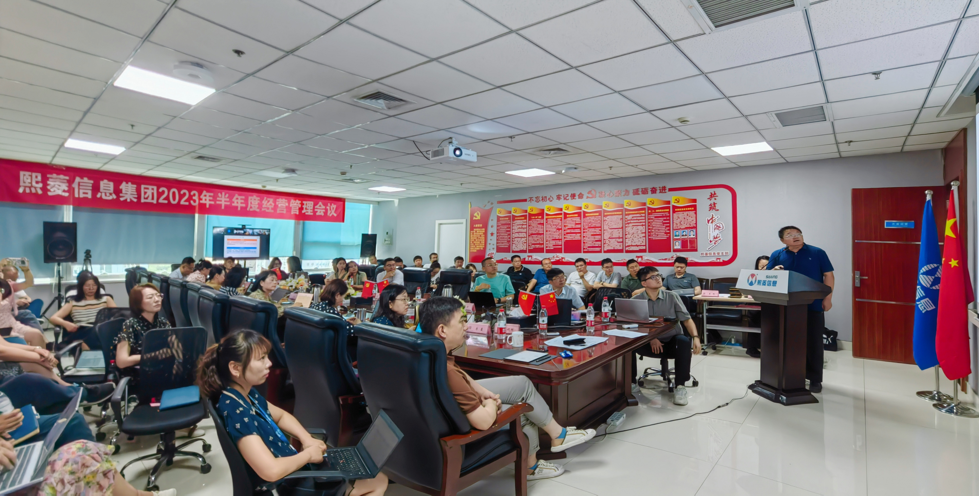 艳妇臀荡乳欲伦交换H漫