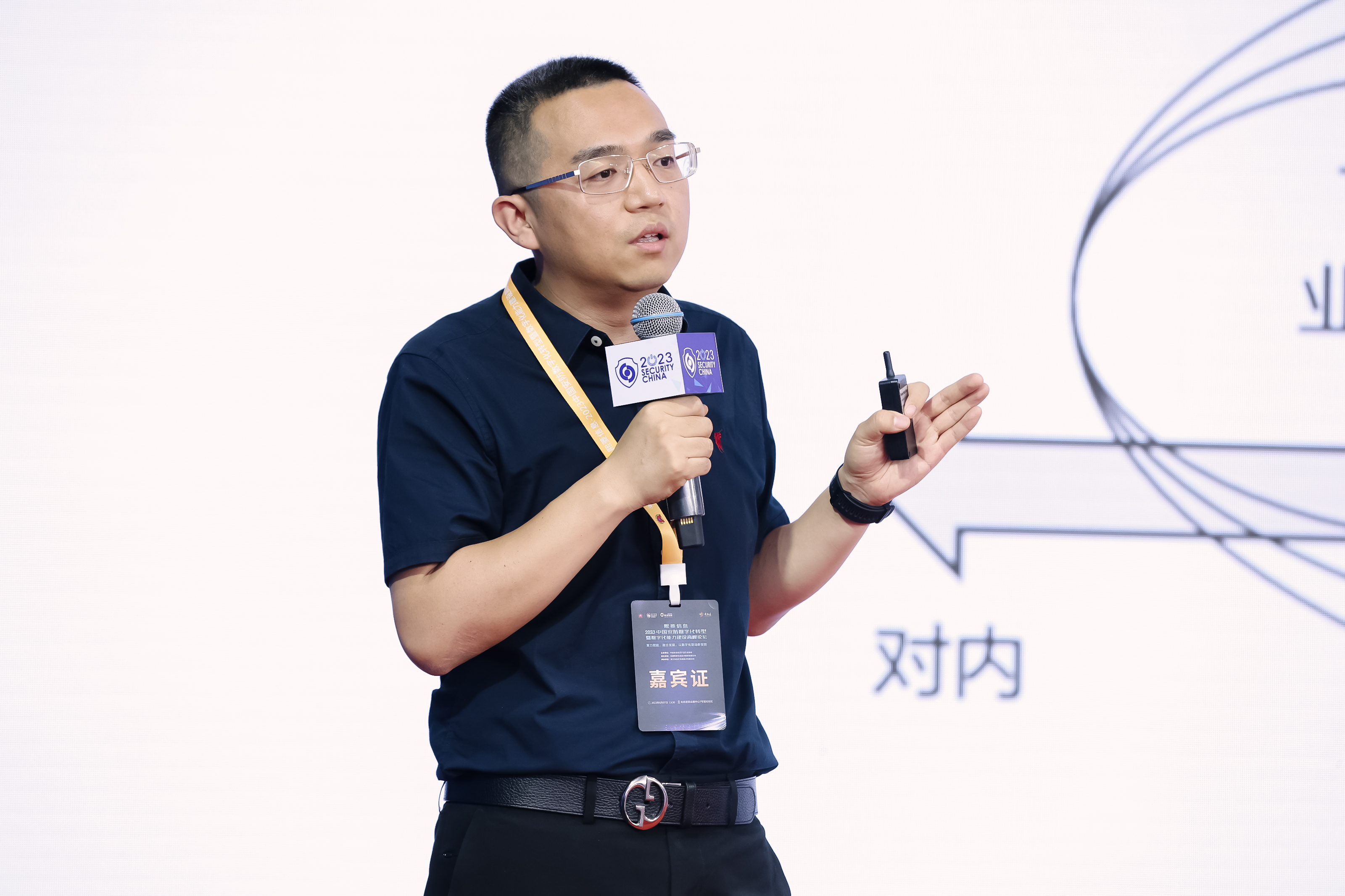 艳妇臀荡乳欲伦交换H漫