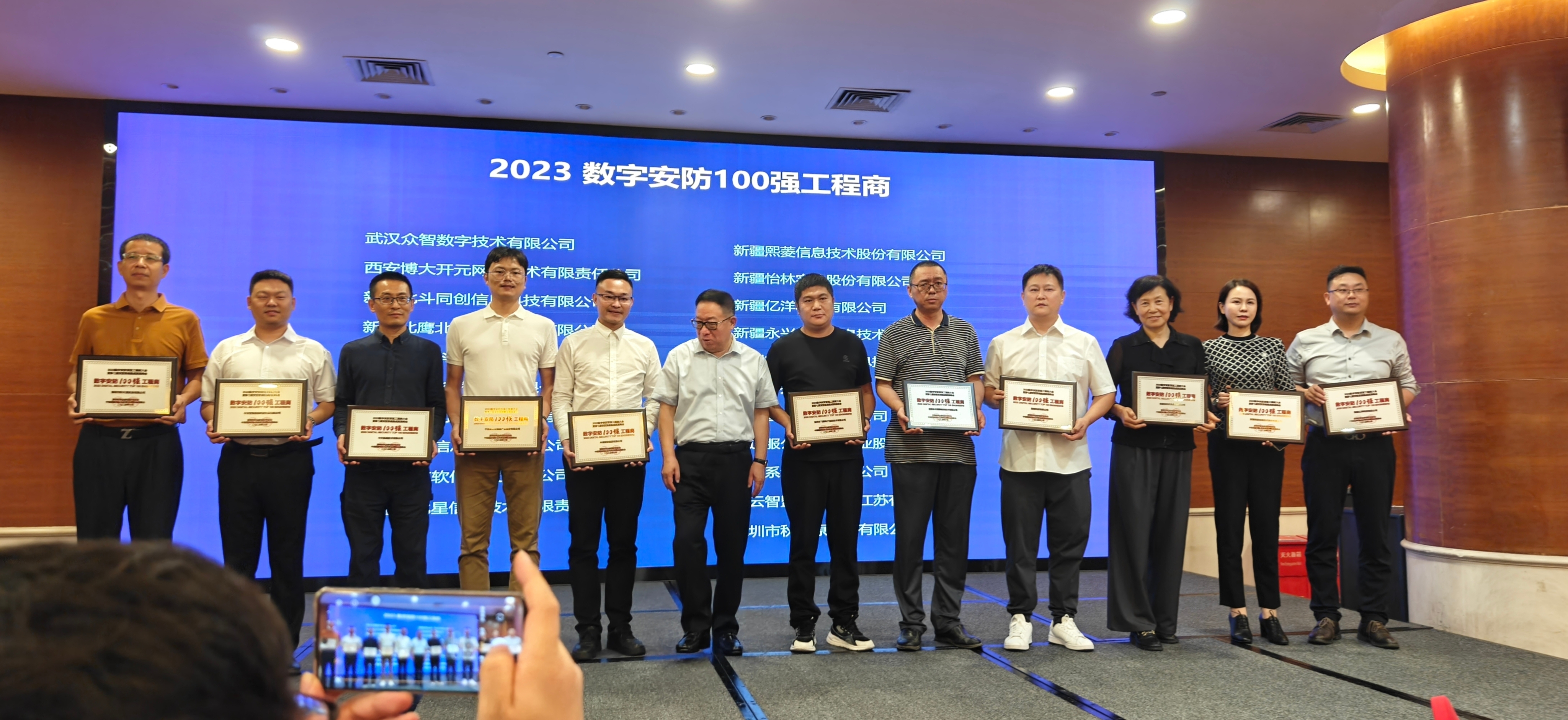 艳妇臀荡乳欲伦交换H漫