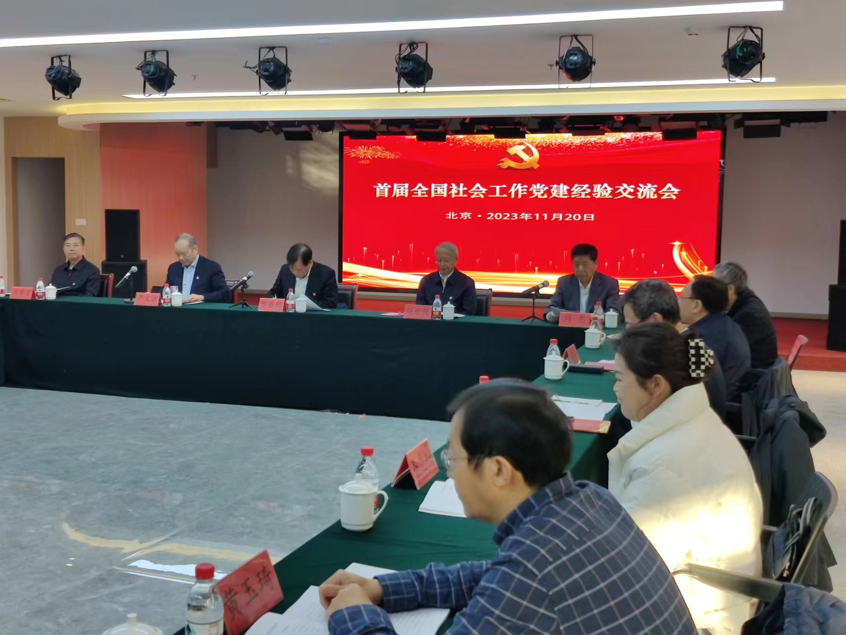 艳妇臀荡乳欲伦交换H漫