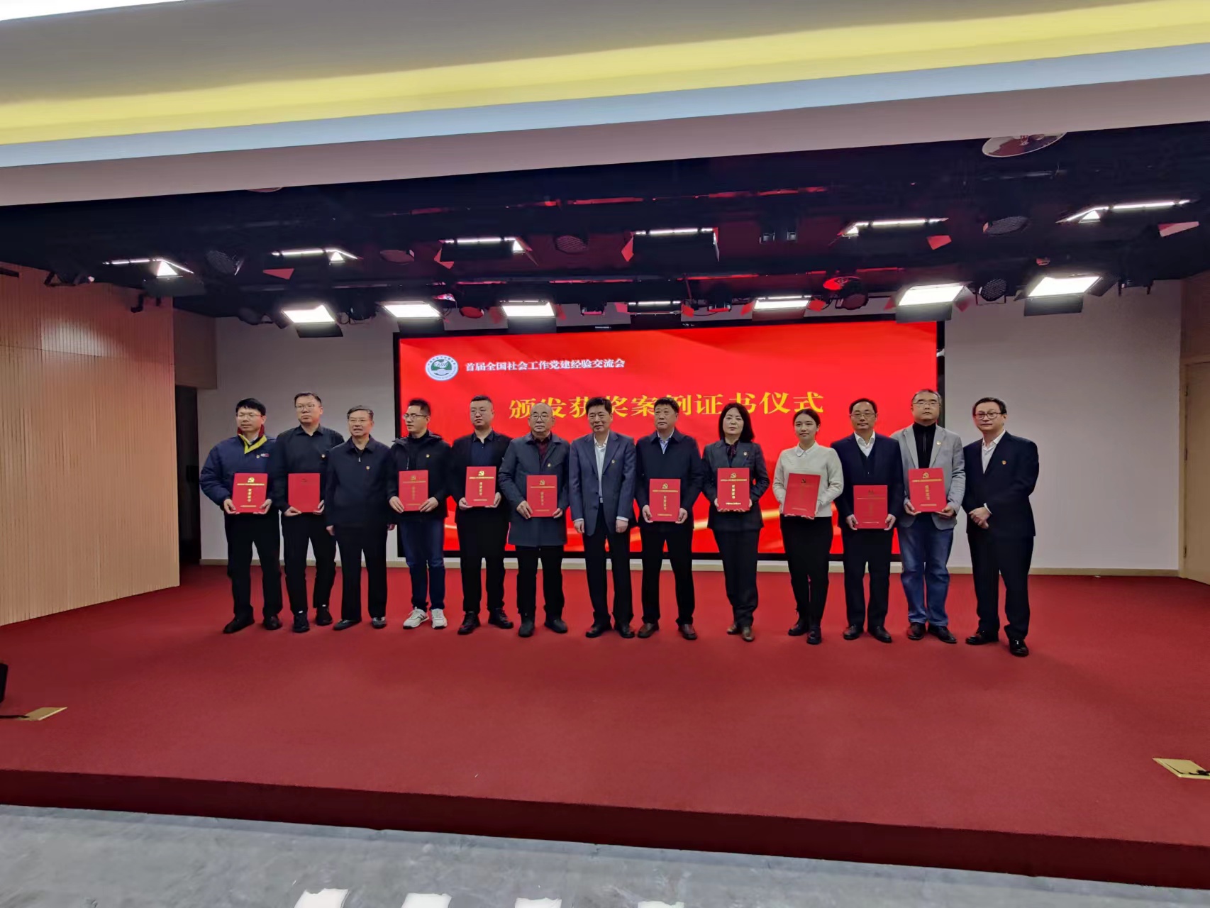 艳妇臀荡乳欲伦交换H漫