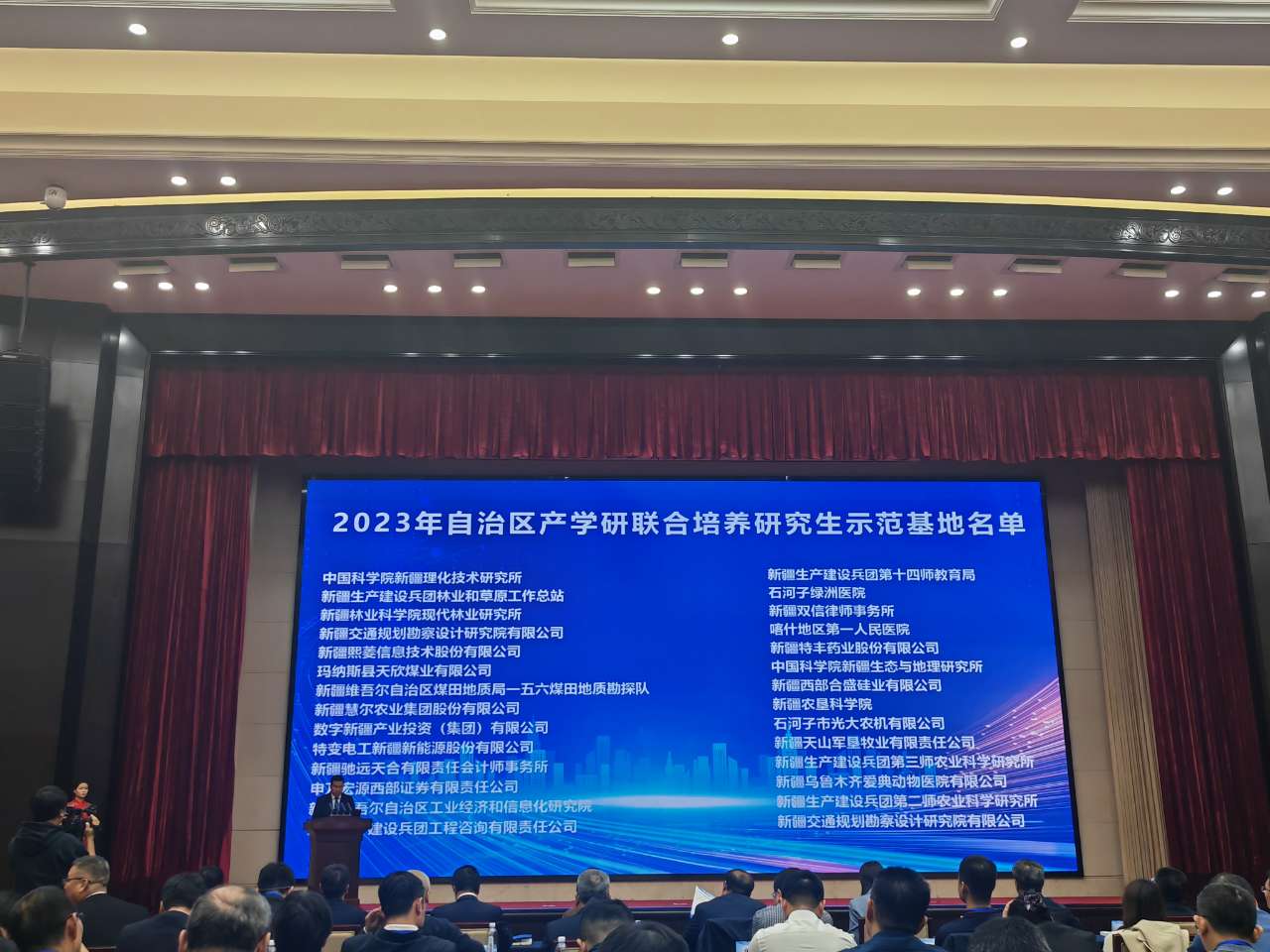 艳妇臀荡乳欲伦交换H漫