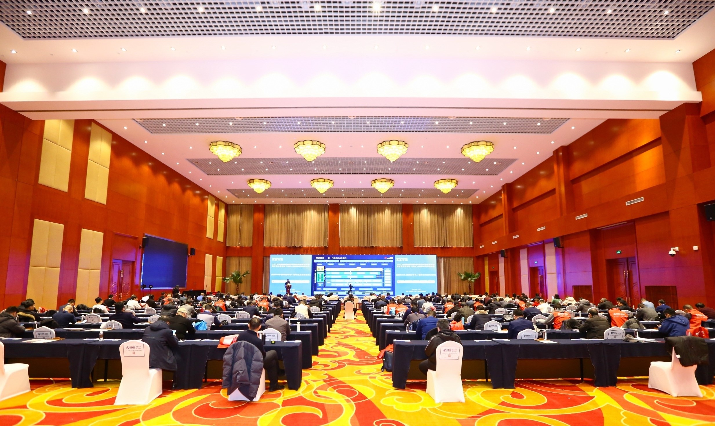 艳妇臀荡乳欲伦交换H漫