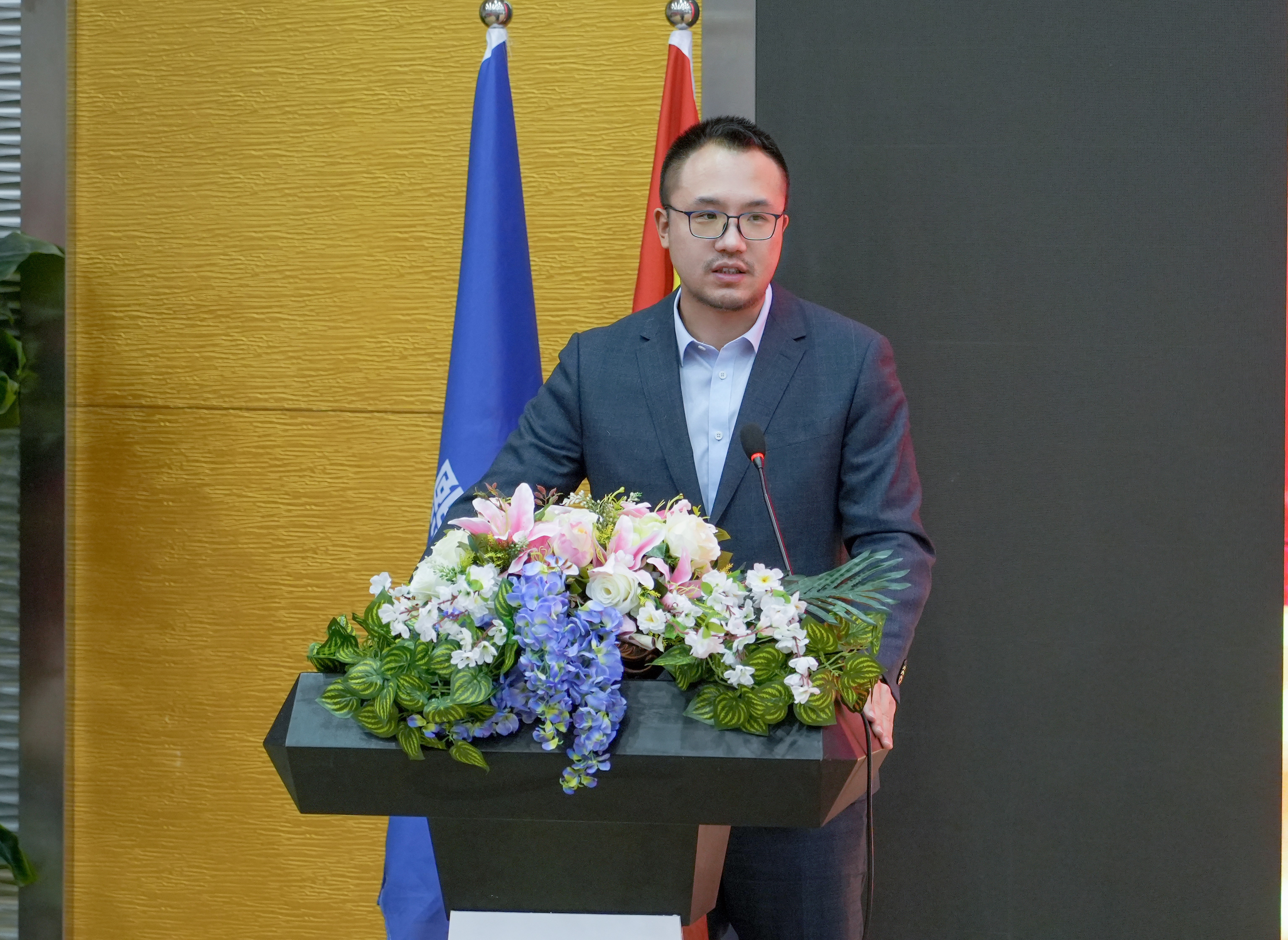 艳妇臀荡乳欲伦交换H漫