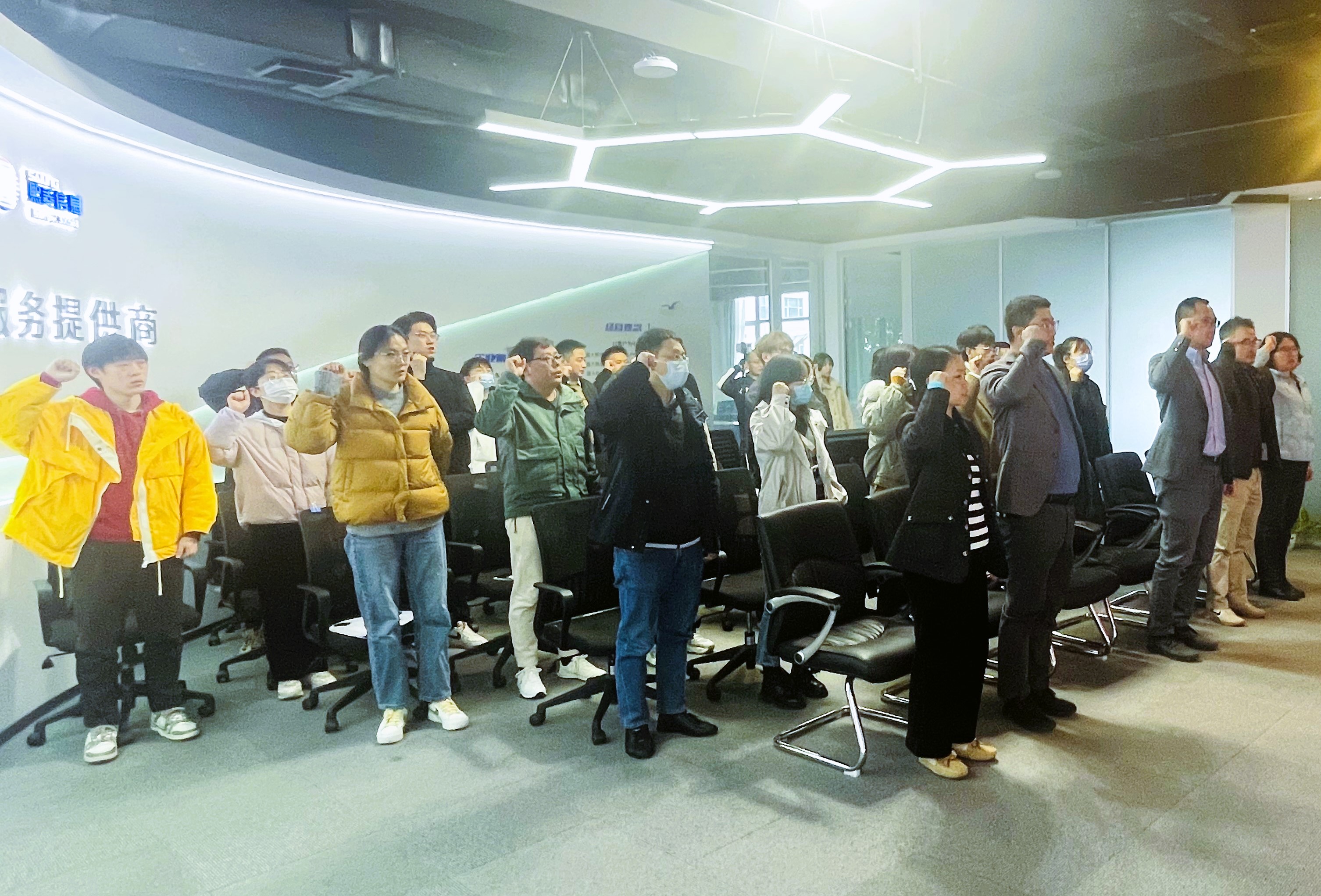 艳妇臀荡乳欲伦交换H漫