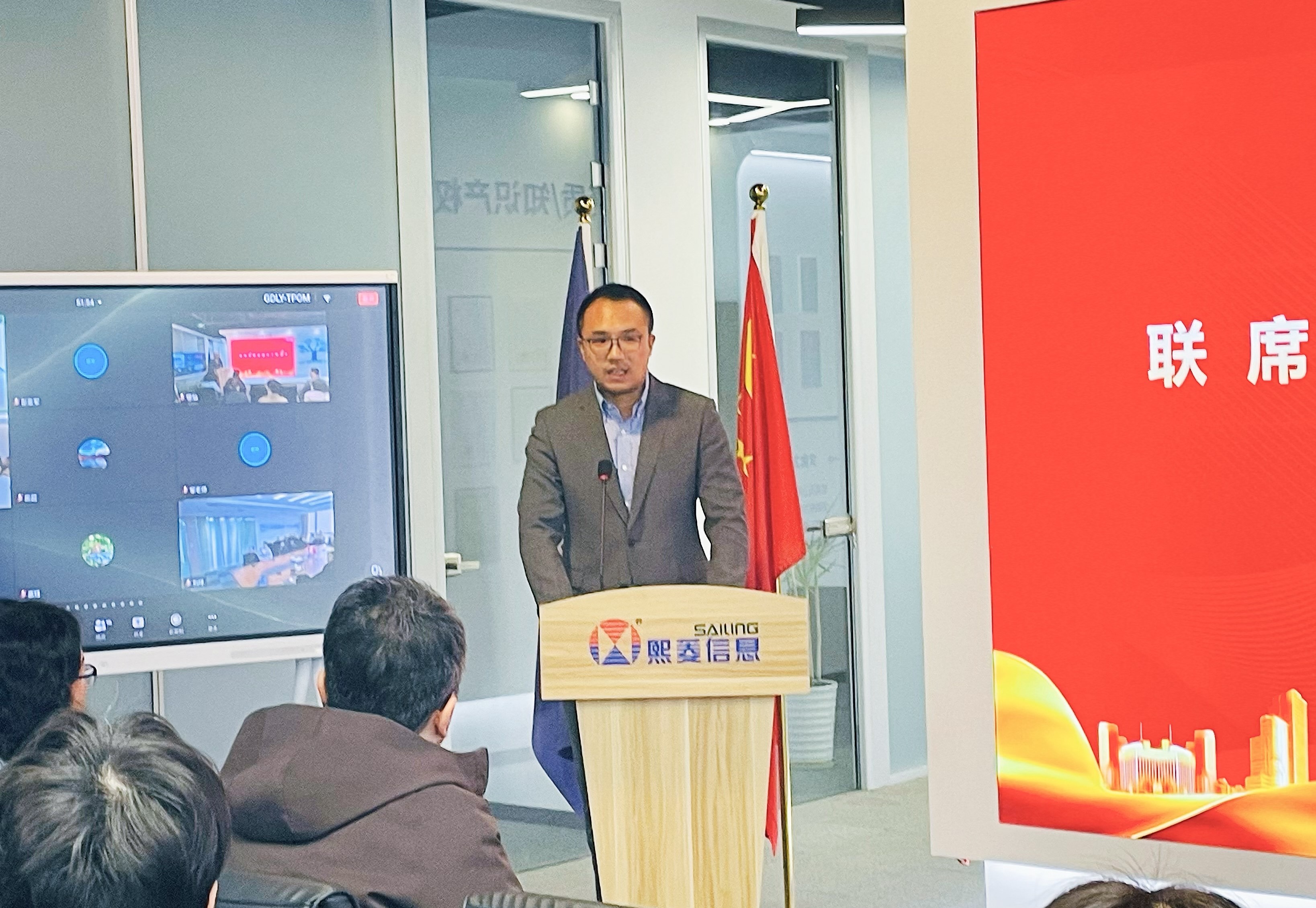 艳妇臀荡乳欲伦交换H漫