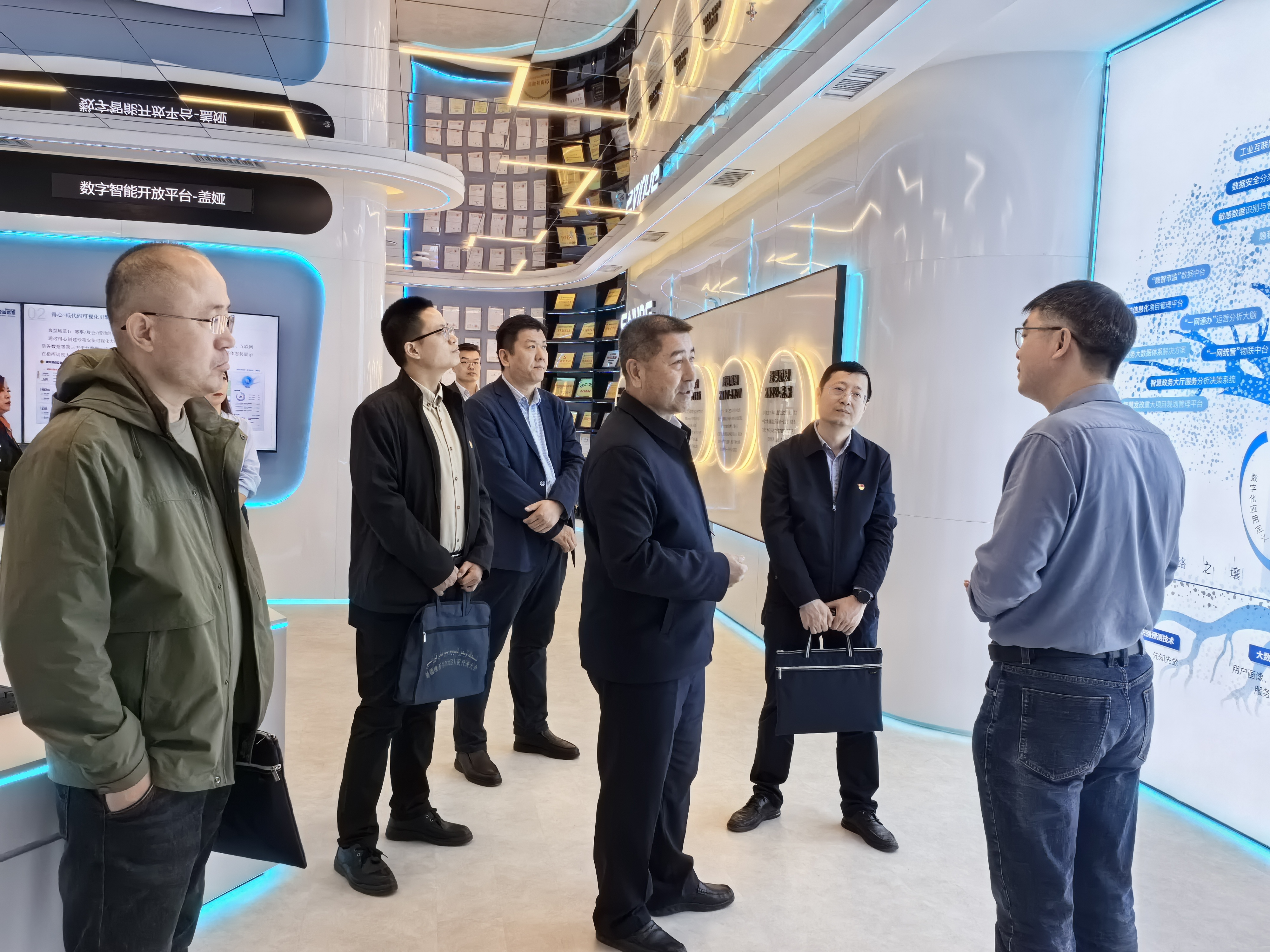 艳妇臀荡乳欲伦交换H漫