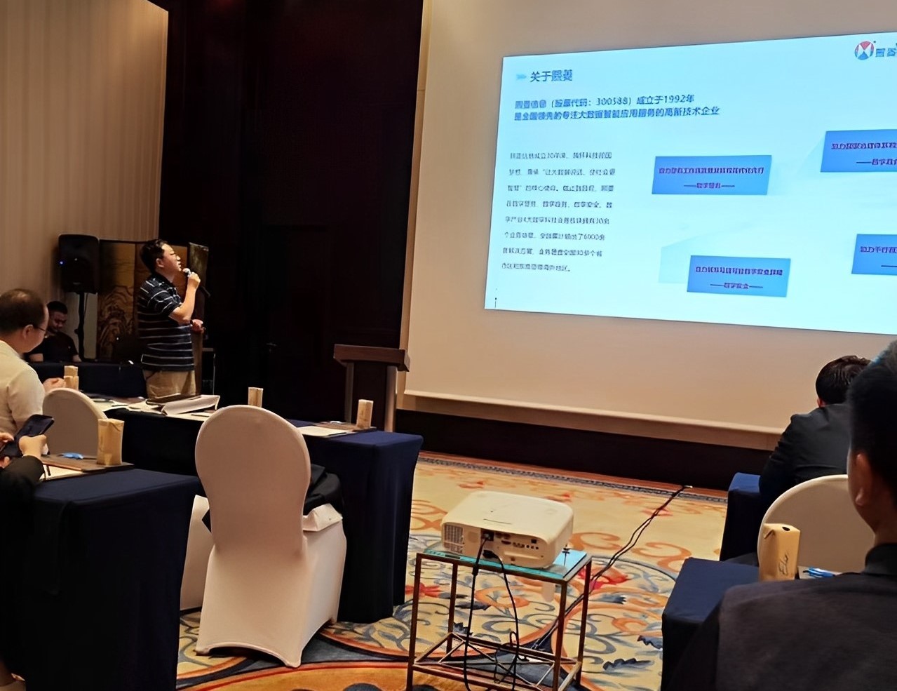 艳妇臀荡乳欲伦交换H漫