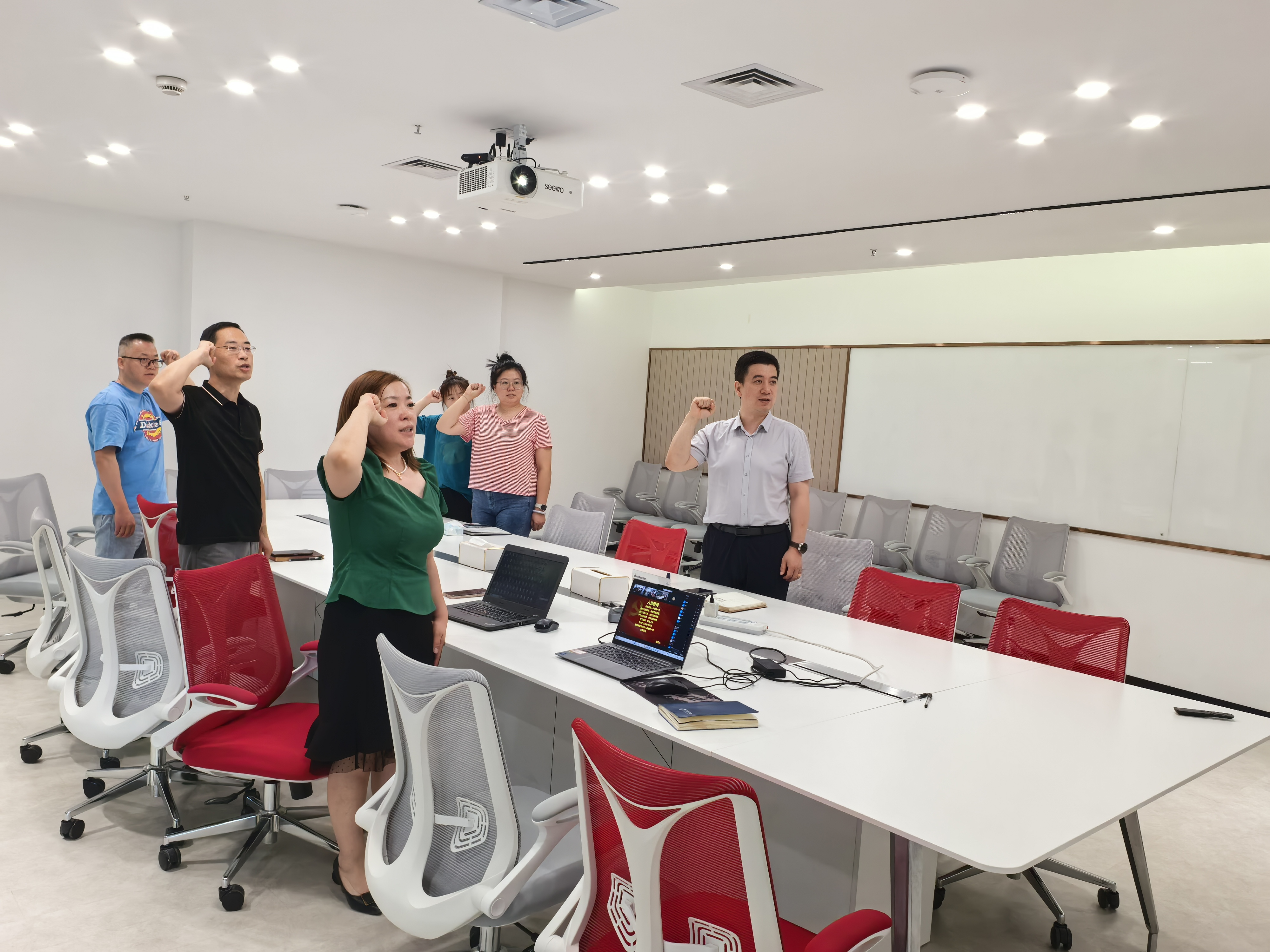 艳妇臀荡乳欲伦交换H漫