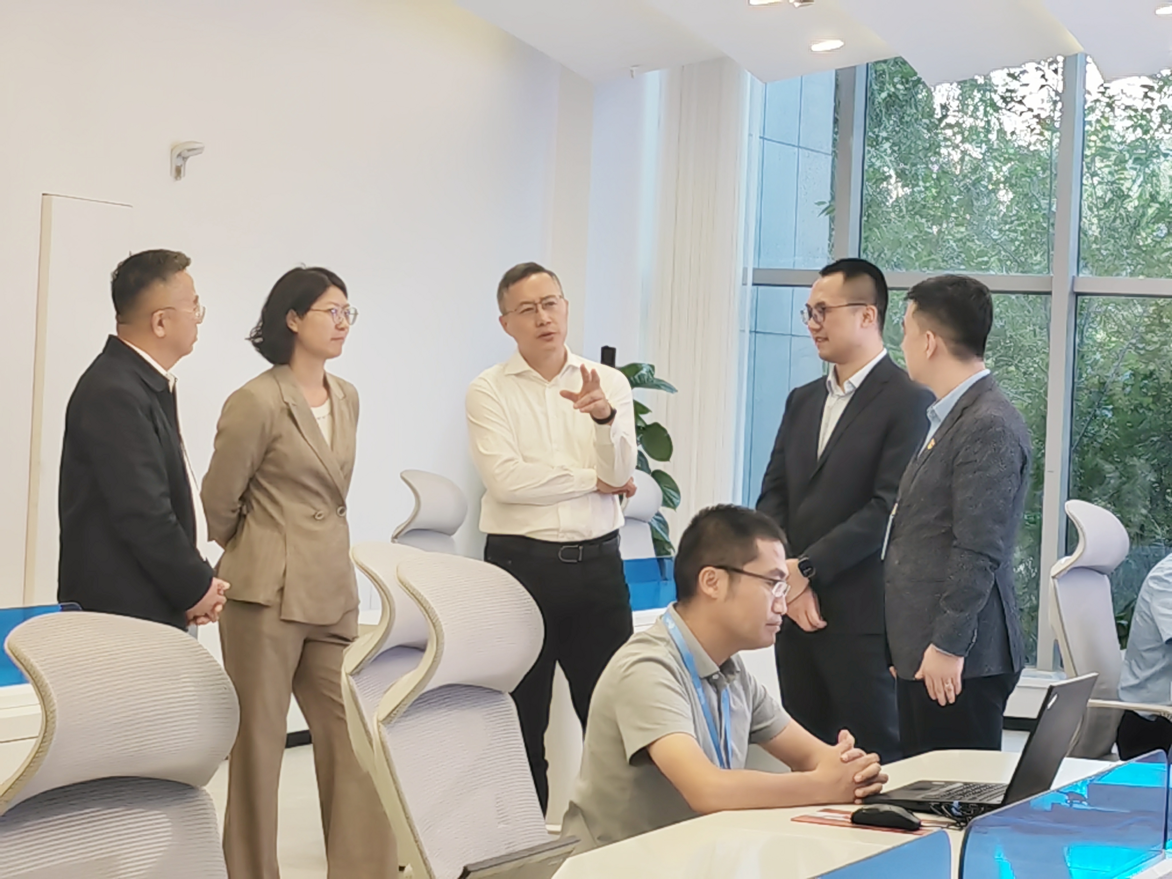 艳妇臀荡乳欲伦交换H漫