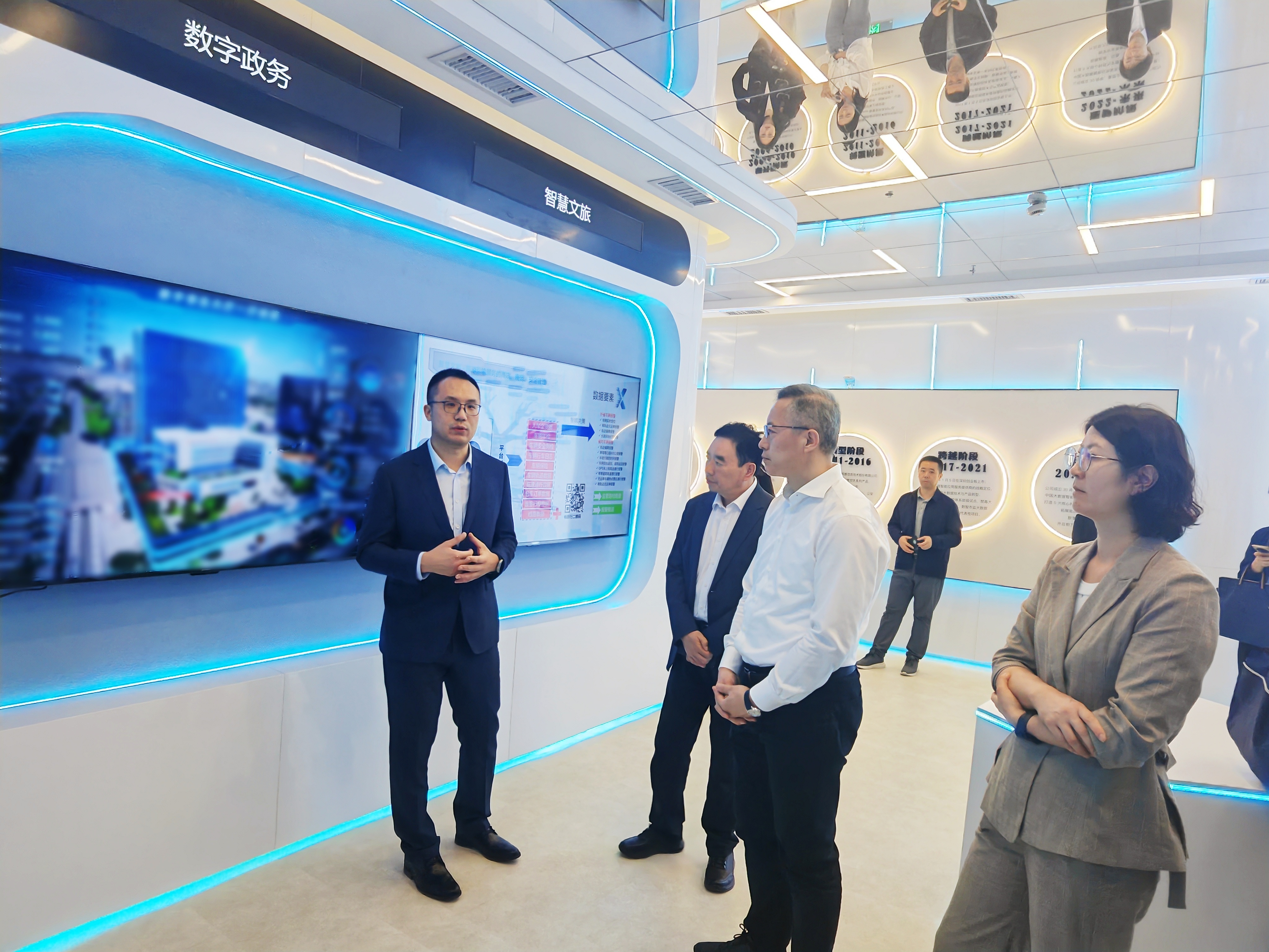 艳妇臀荡乳欲伦交换H漫