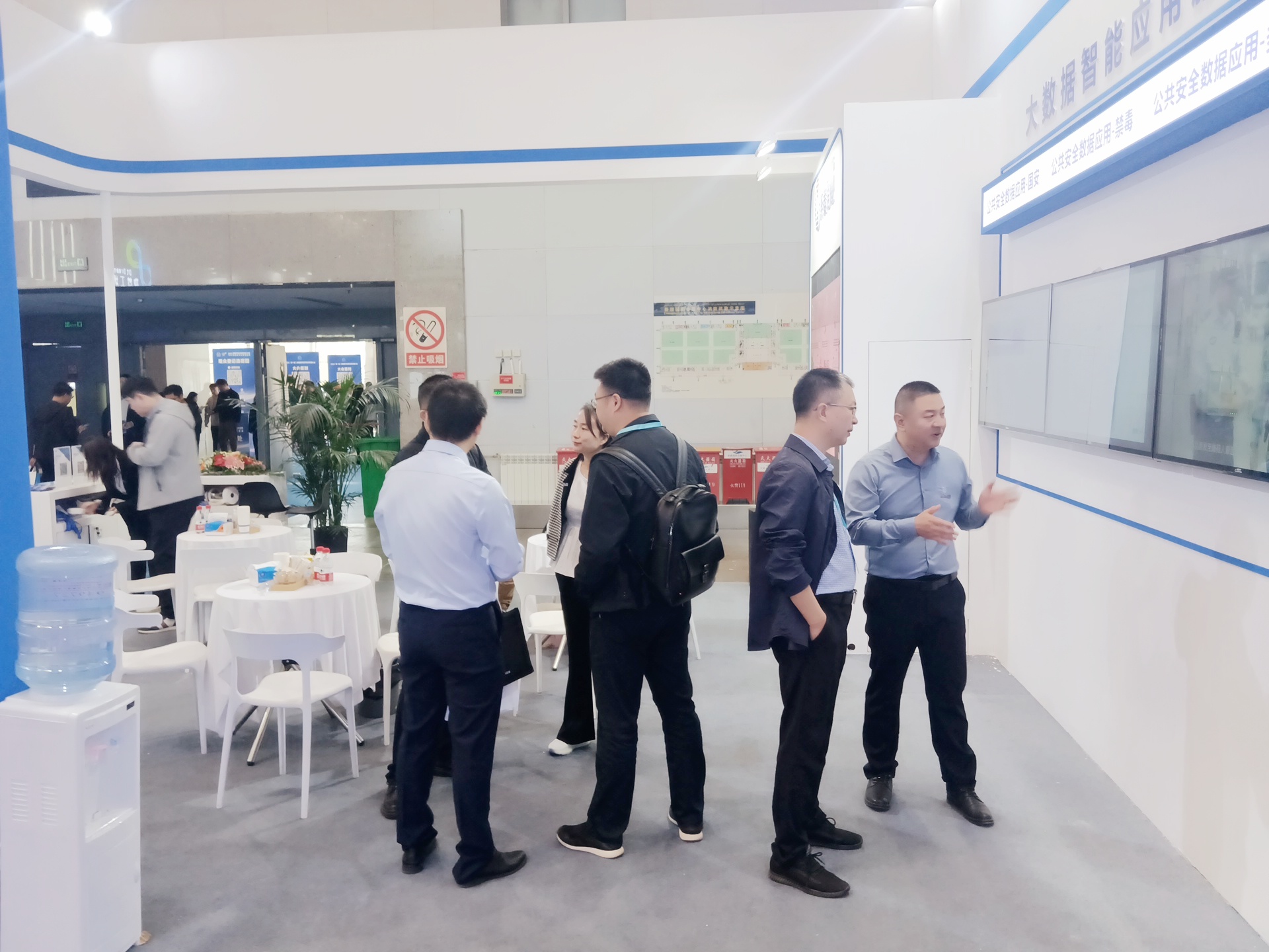 艳妇臀荡乳欲伦交换H漫