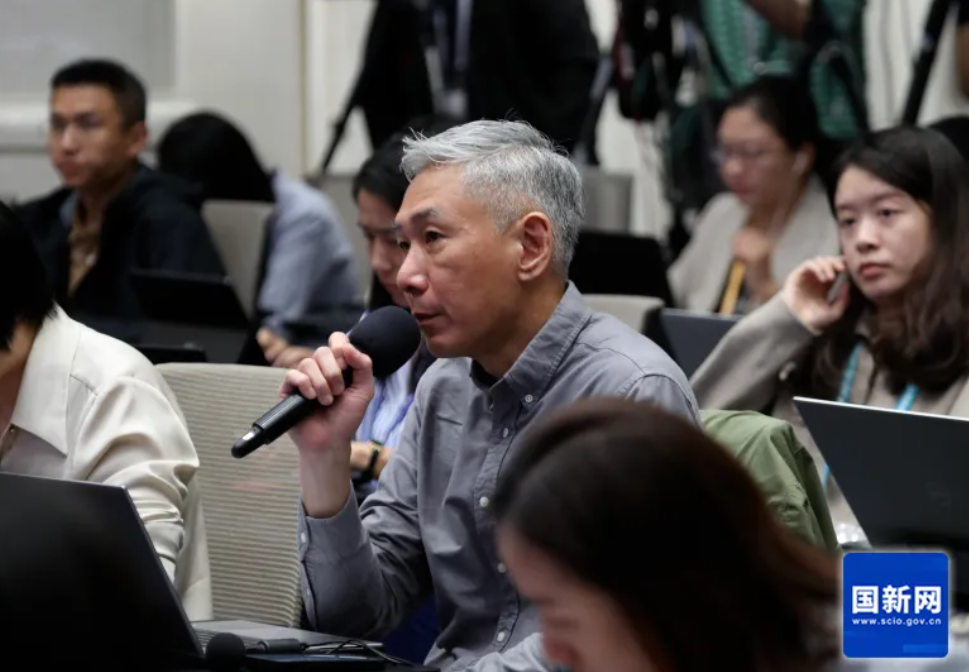 艳妇臀荡乳欲伦交换H漫