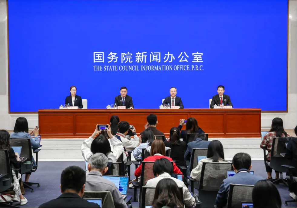 艳妇臀荡乳欲伦交换H漫