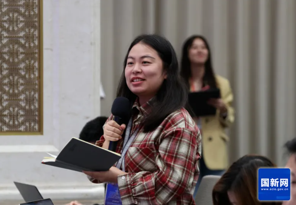 艳妇臀荡乳欲伦交换H漫