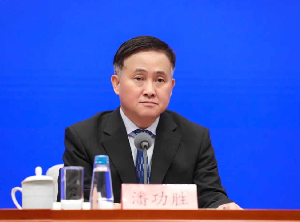 艳妇臀荡乳欲伦交换H漫