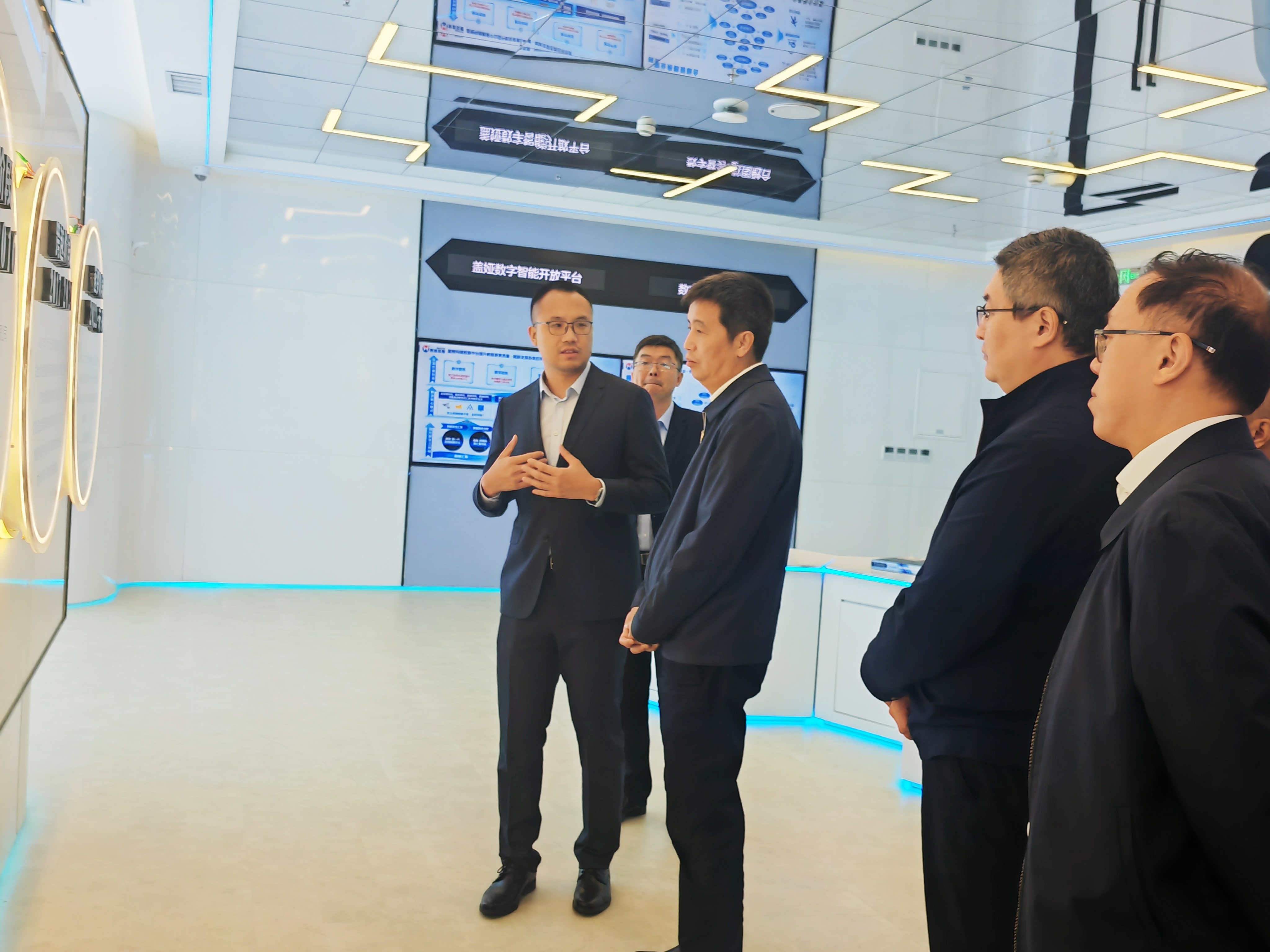 艳妇臀荡乳欲伦交换H漫