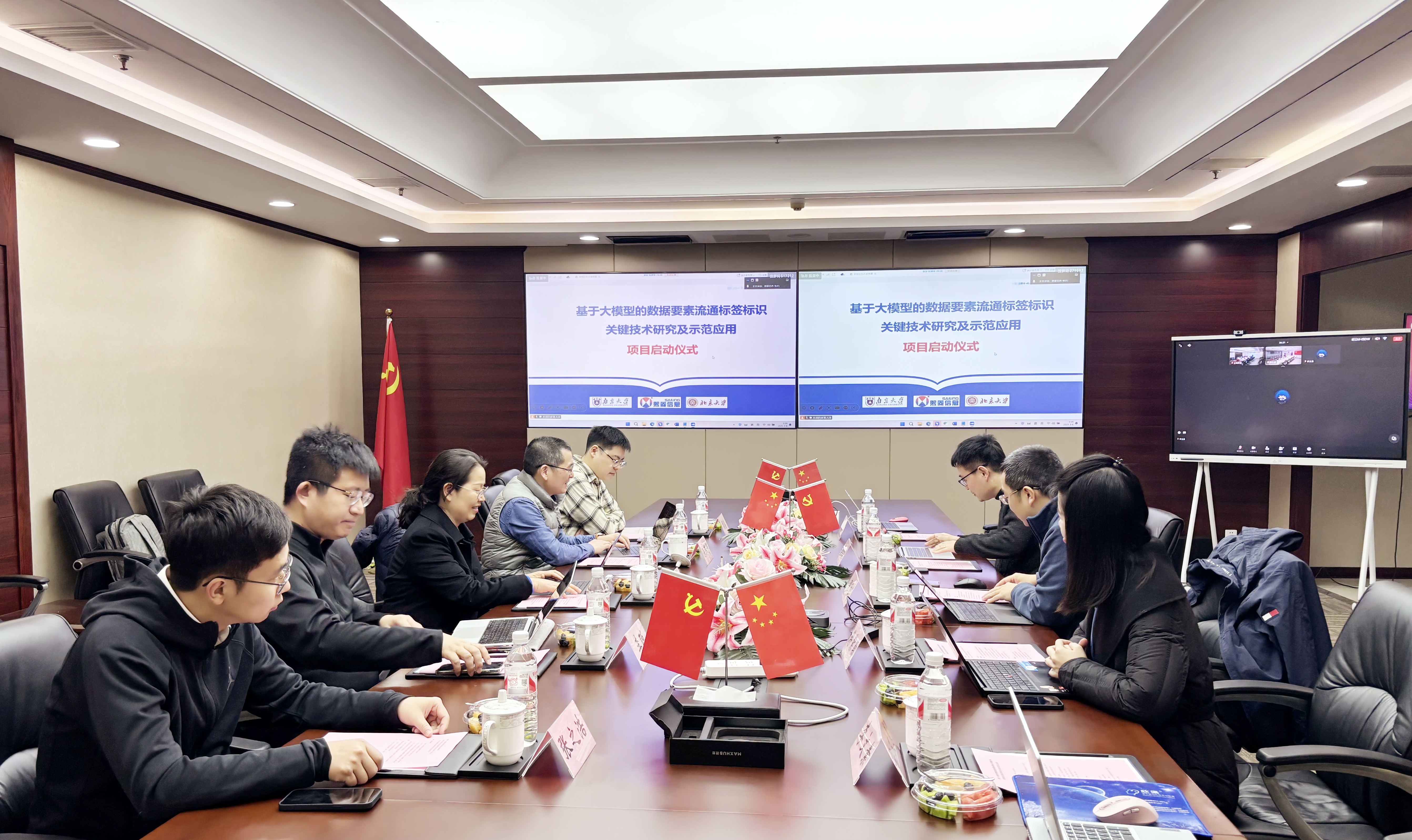 艳妇臀荡乳欲伦交换H漫