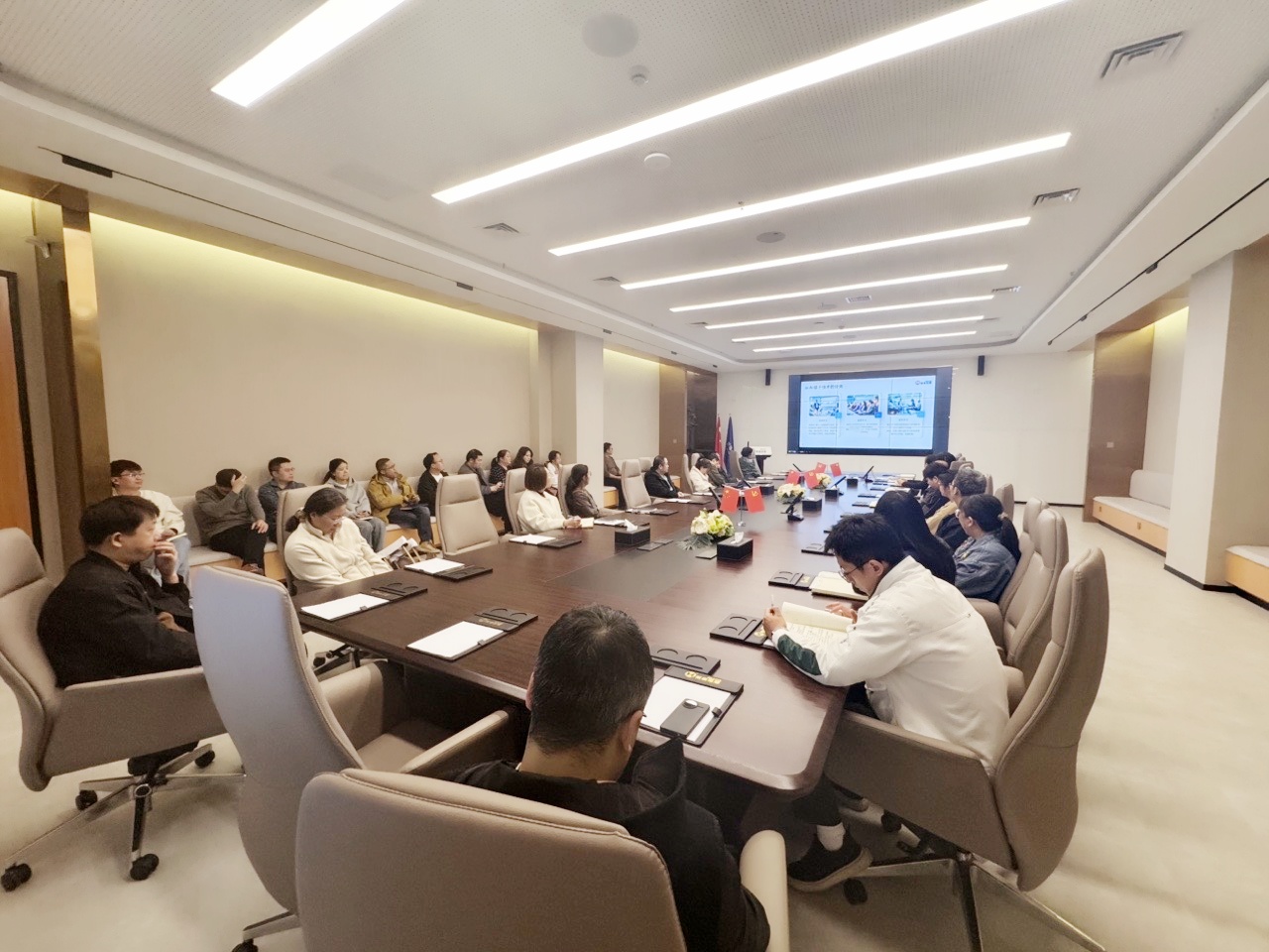 艳妇臀荡乳欲伦交换H漫