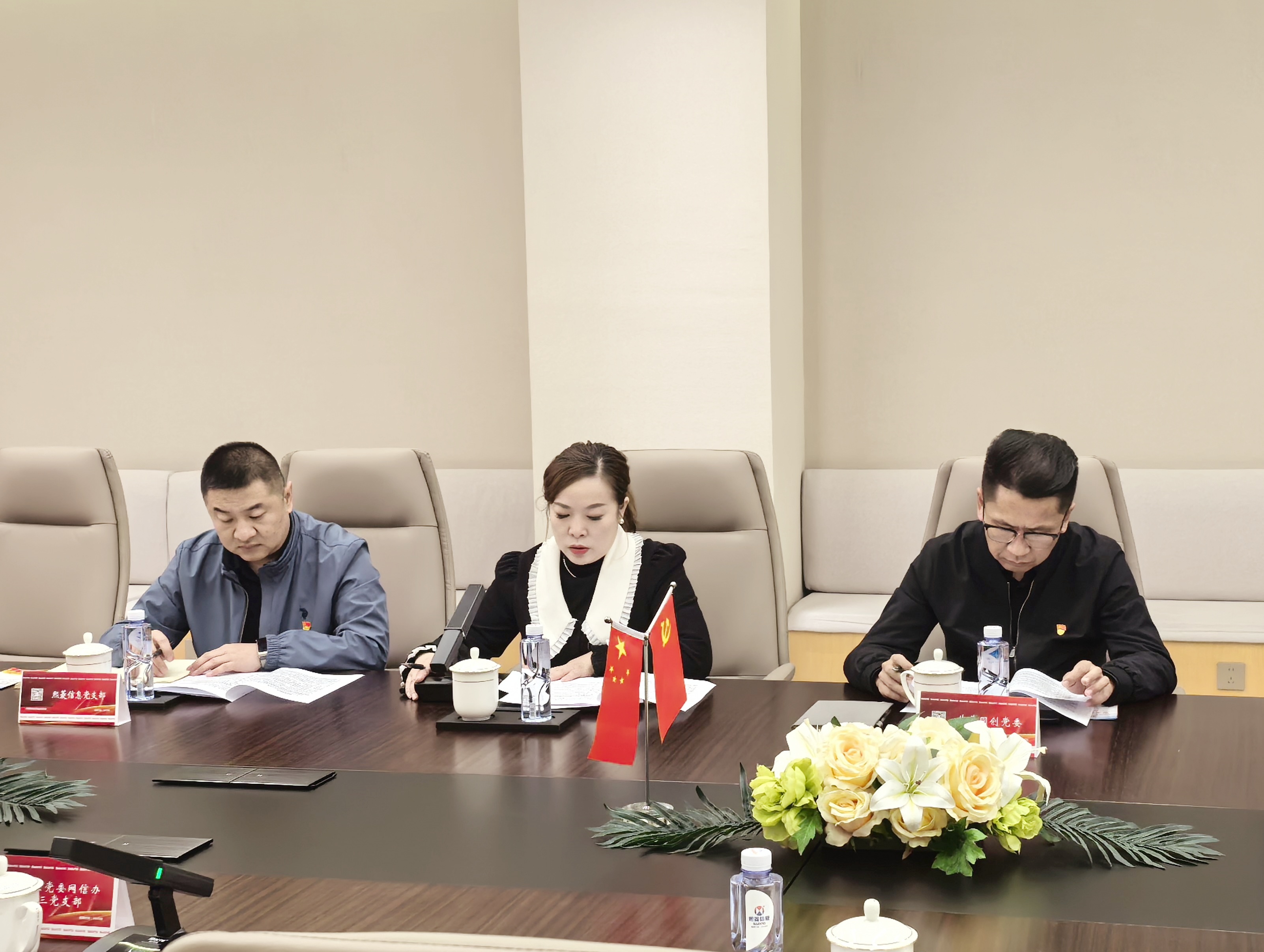 艳妇臀荡乳欲伦交换H漫