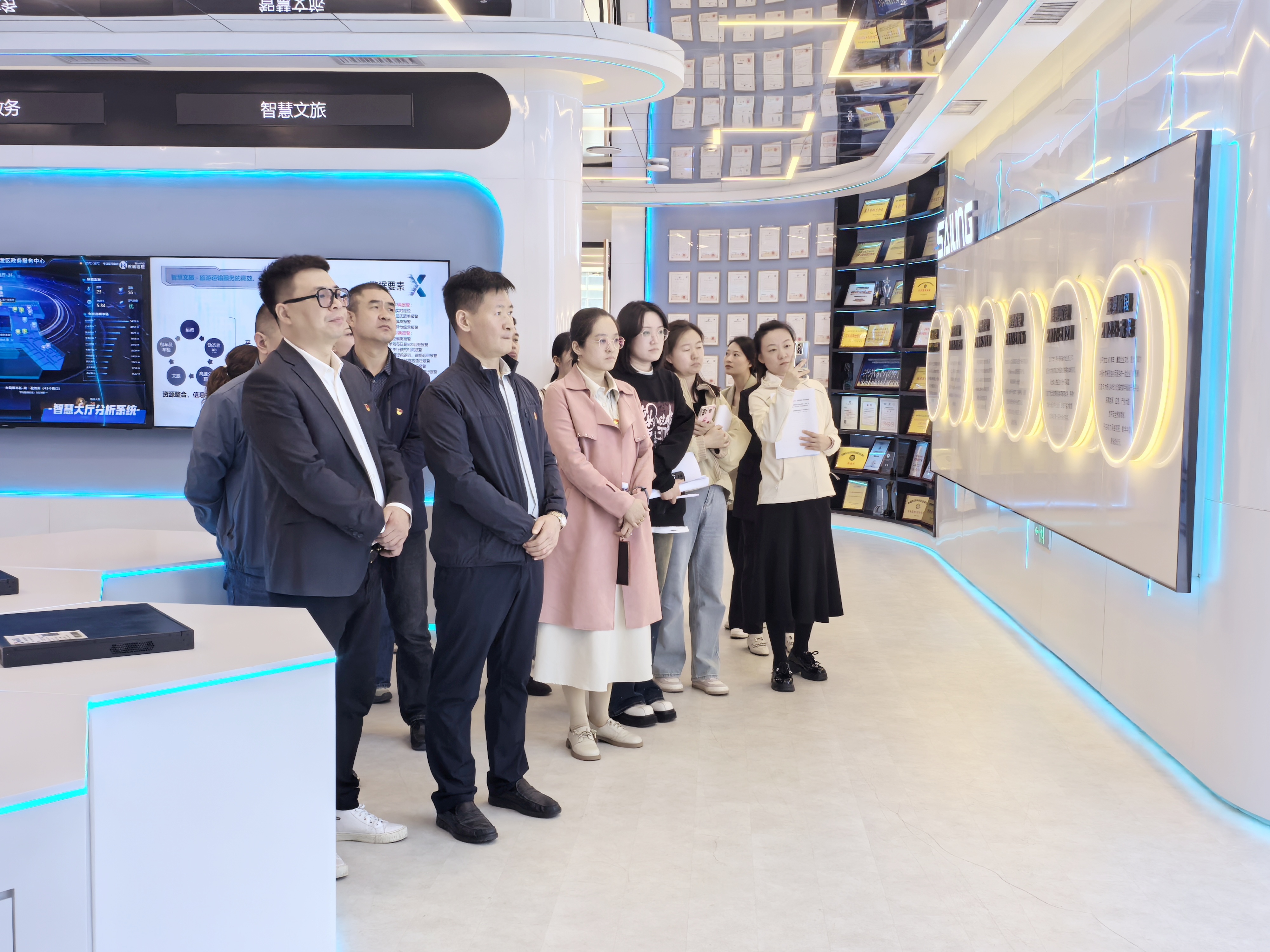 艳妇臀荡乳欲伦交换H漫