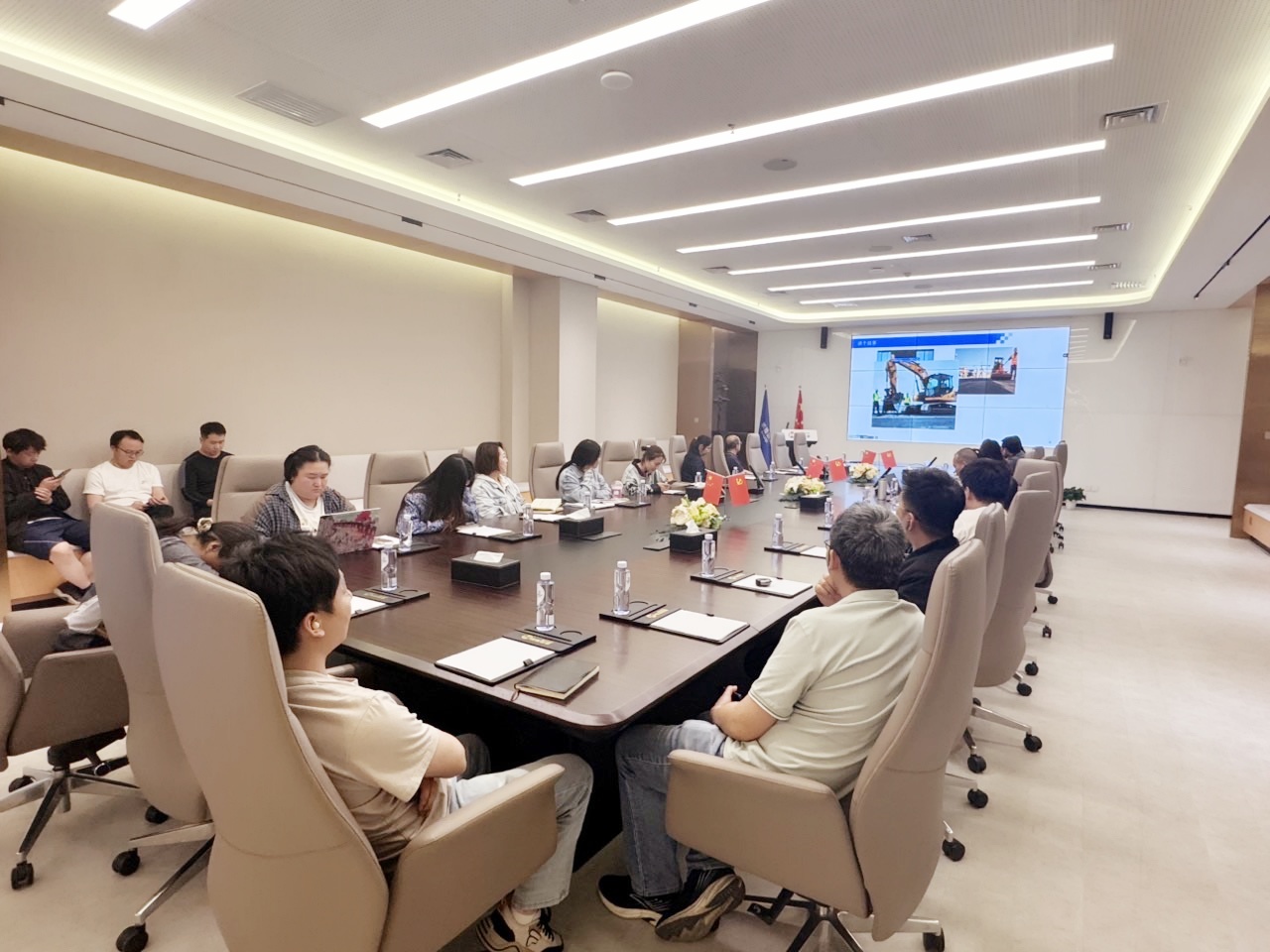 艳妇臀荡乳欲伦交换H漫