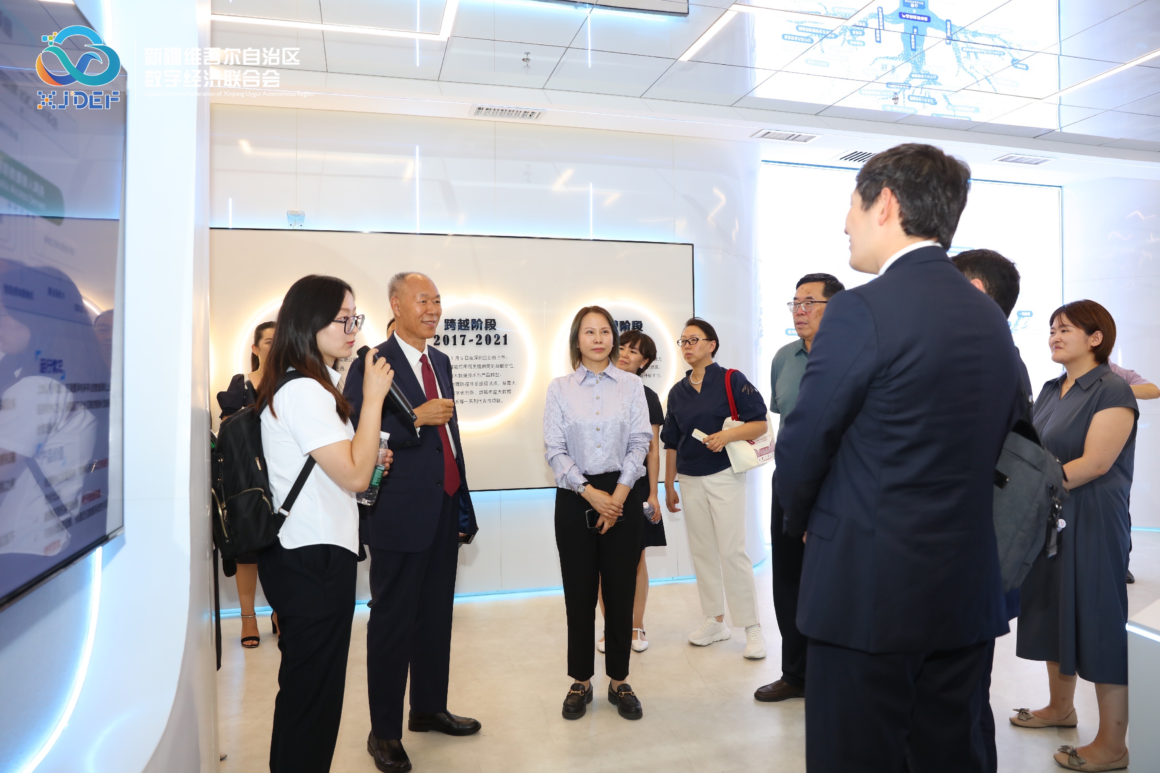 艳妇臀荡乳欲伦交换H漫