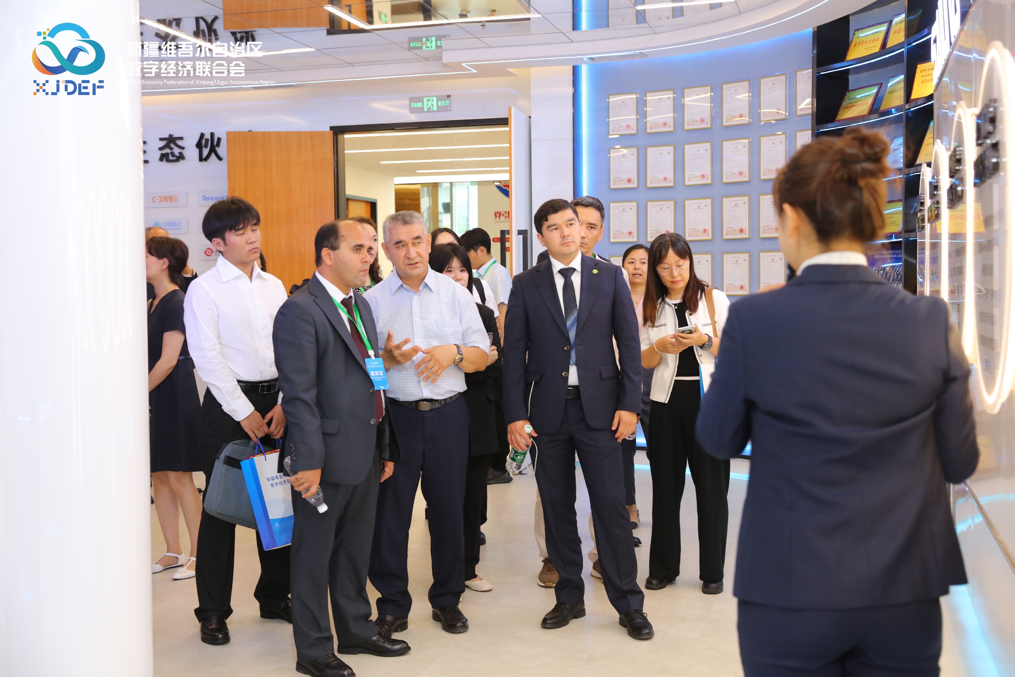 艳妇臀荡乳欲伦交换H漫