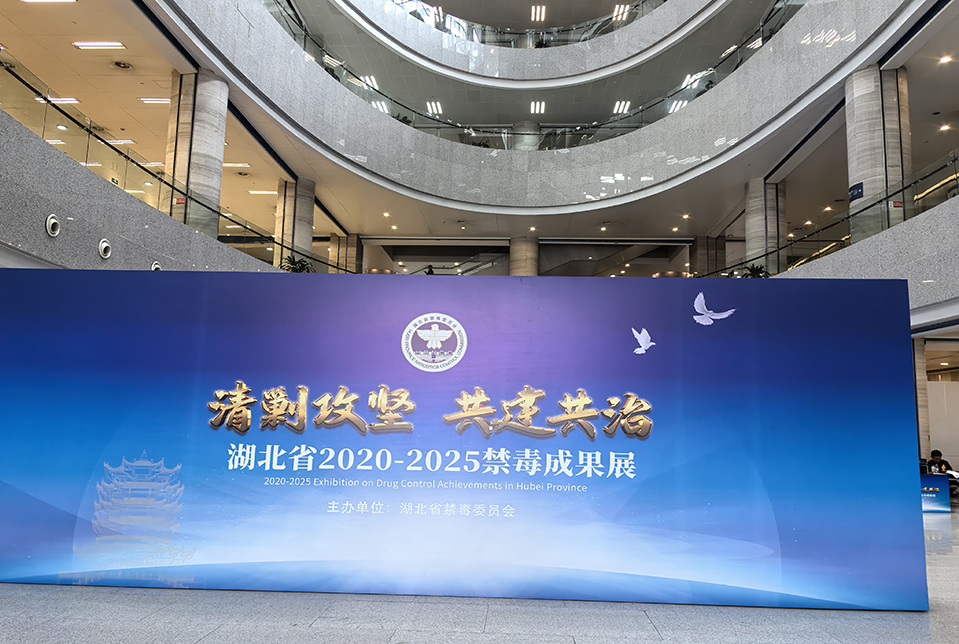 艳妇臀荡乳欲伦交换H漫