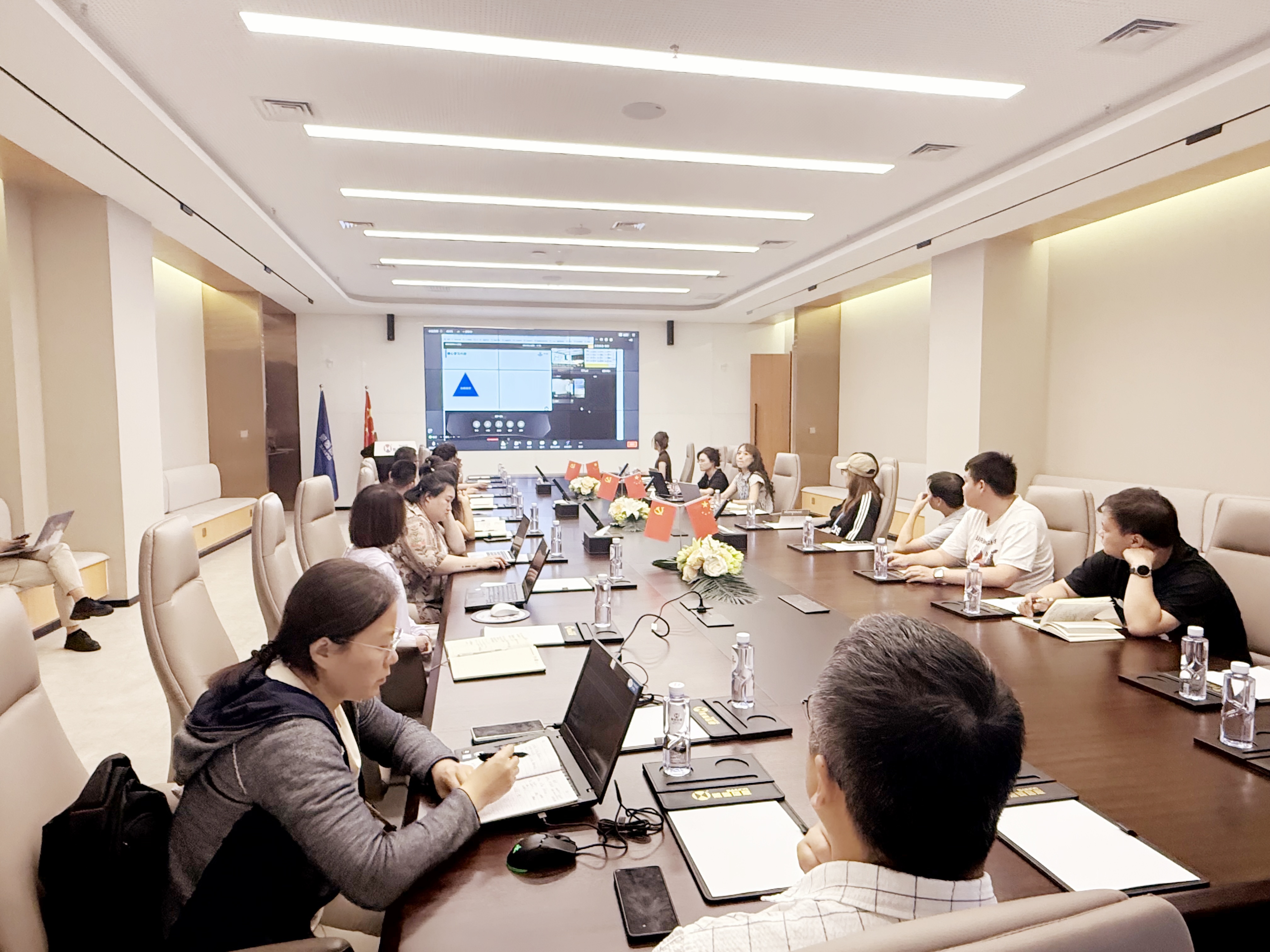 艳妇臀荡乳欲伦交换H漫