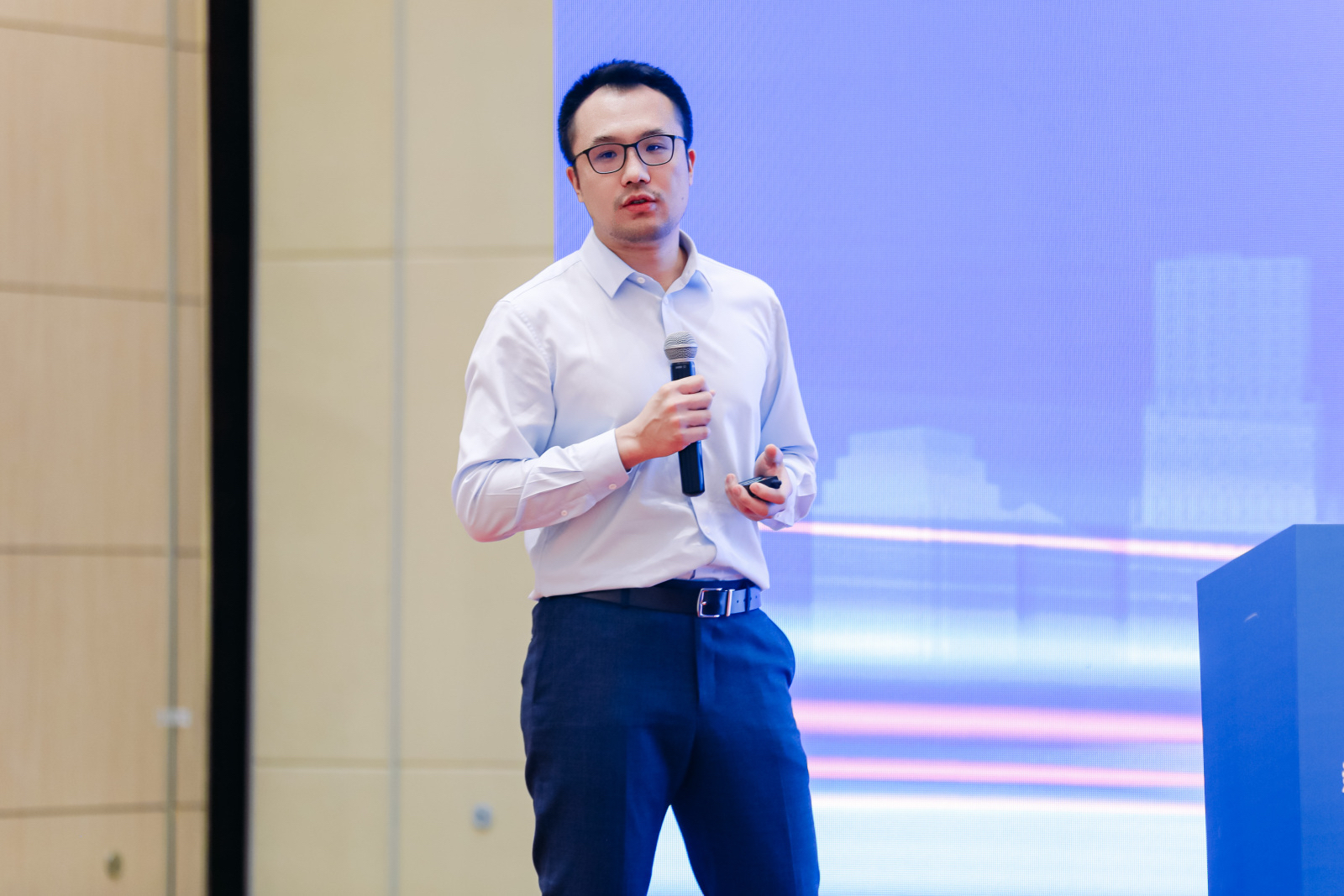 艳妇臀荡乳欲伦交换H漫