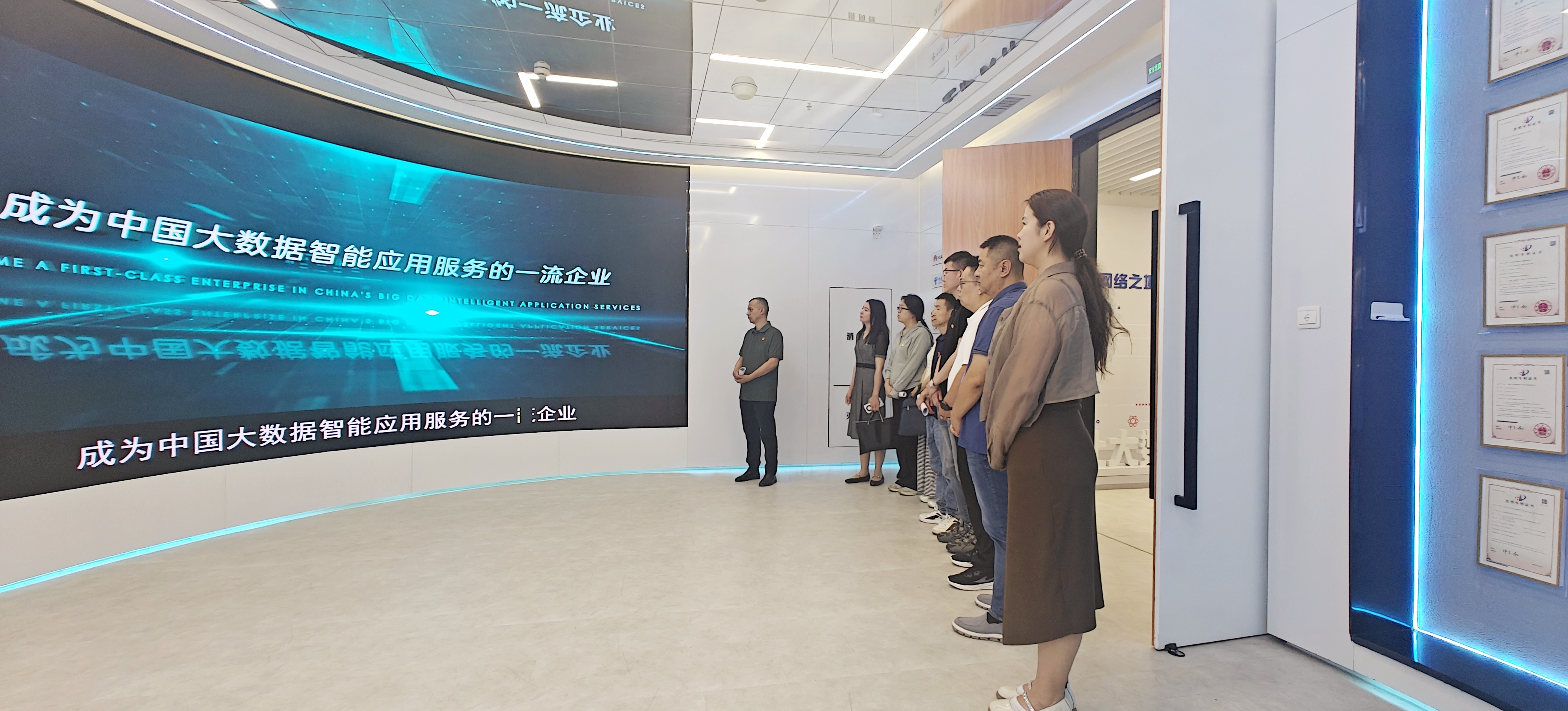 艳妇臀荡乳欲伦交换H漫