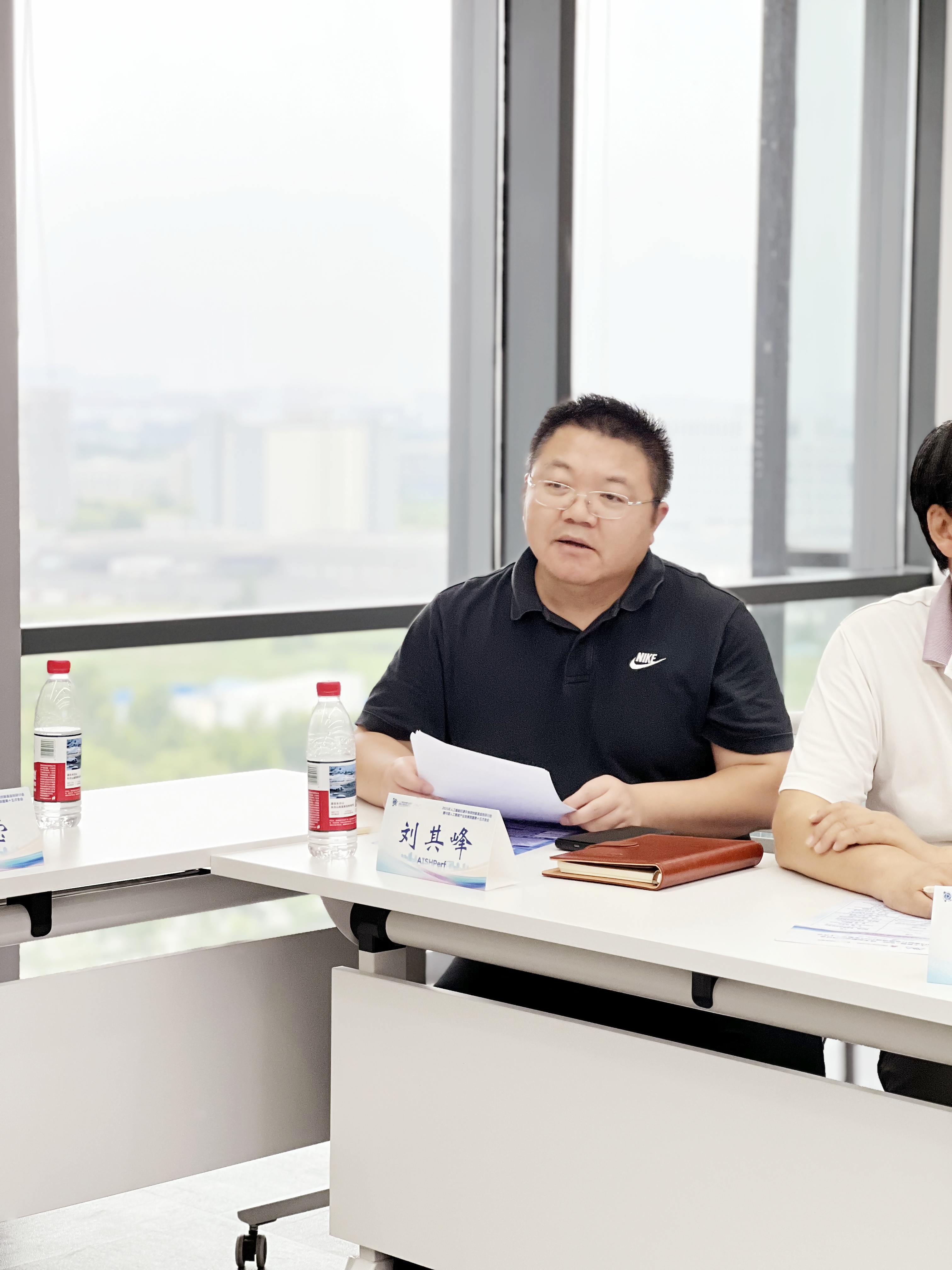 艳妇臀荡乳欲伦交换H漫