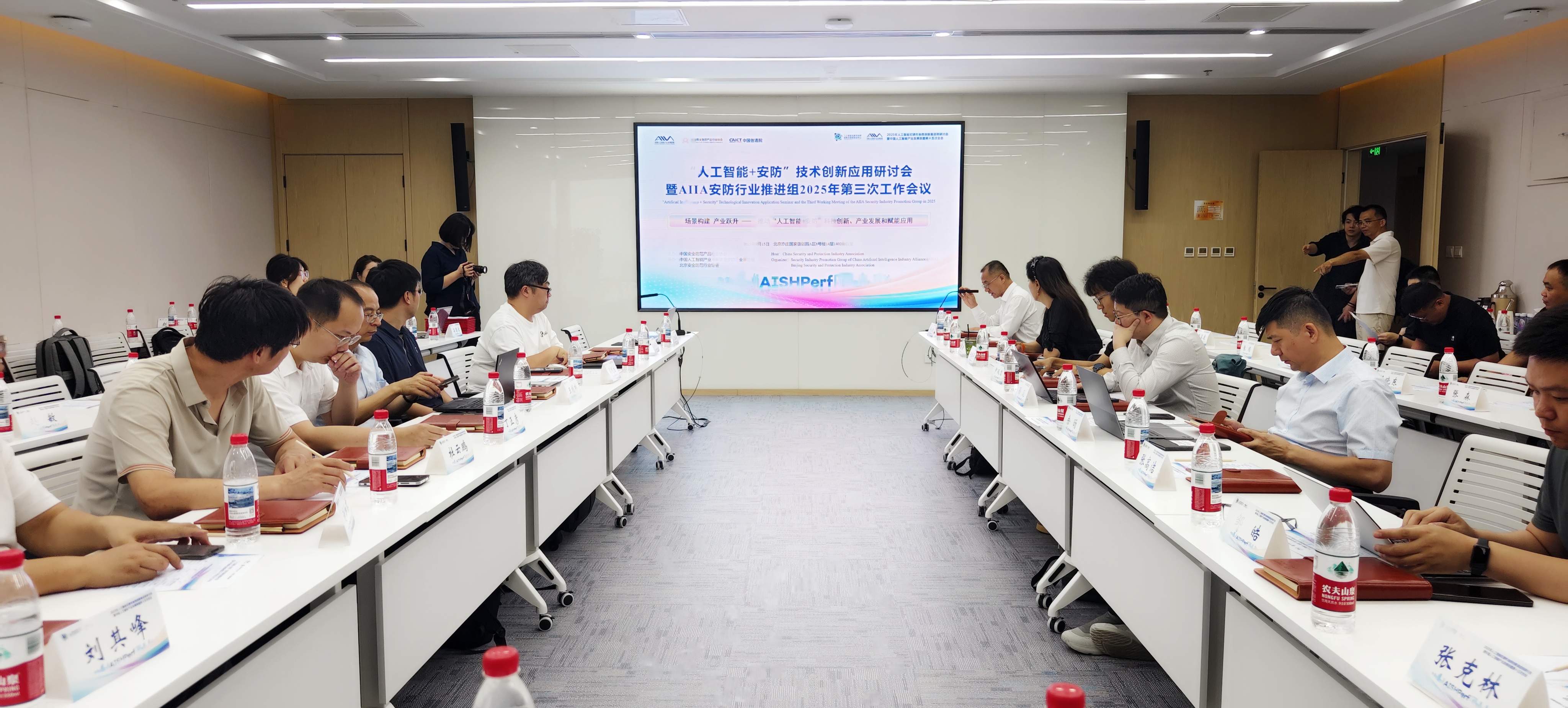 艳妇臀荡乳欲伦交换H漫