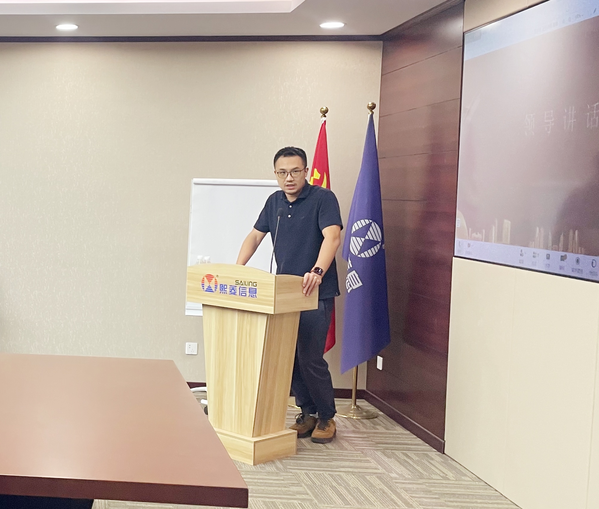 艳妇臀荡乳欲伦交换H漫