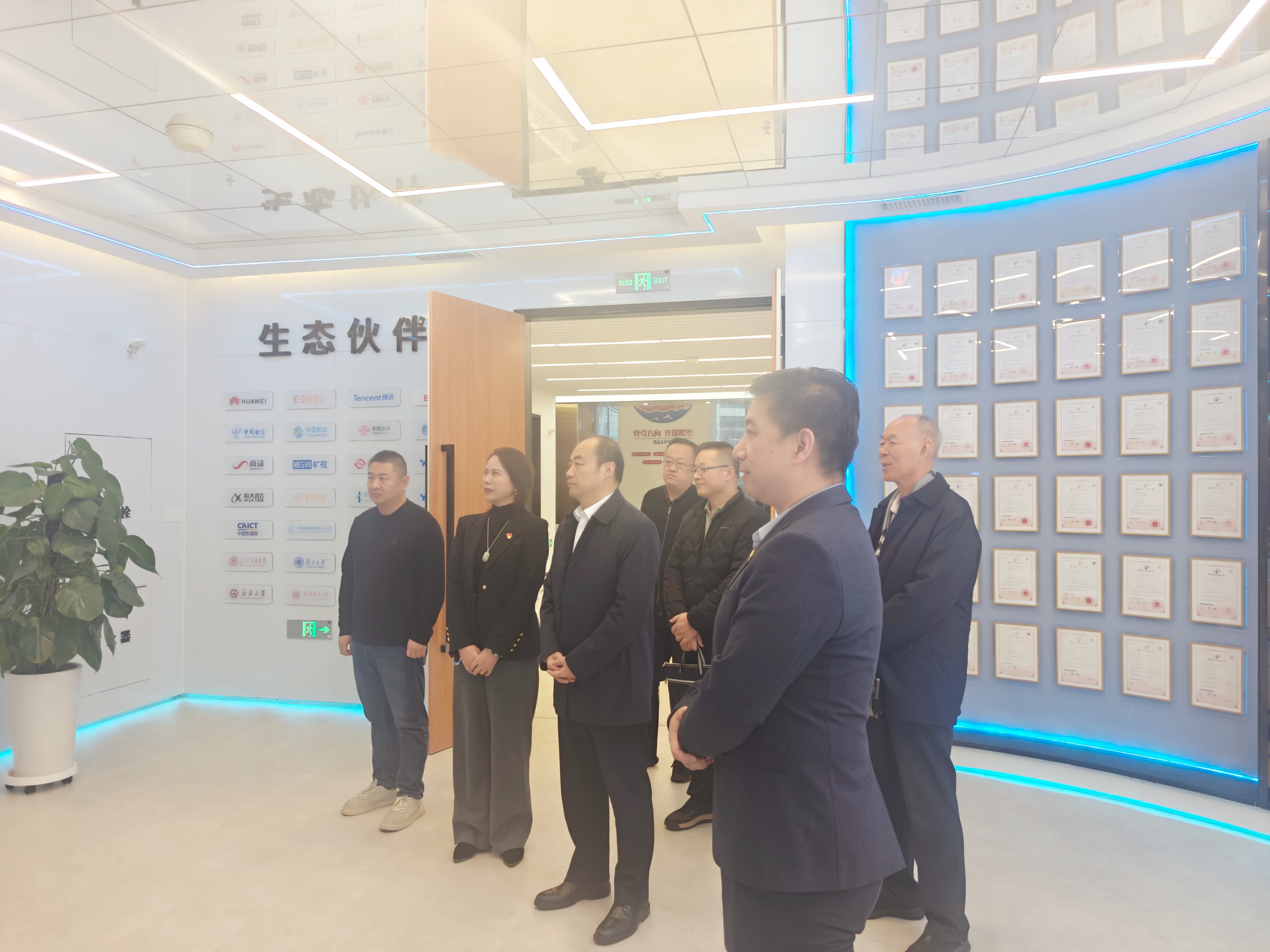 艳妇臀荡乳欲伦交换H漫