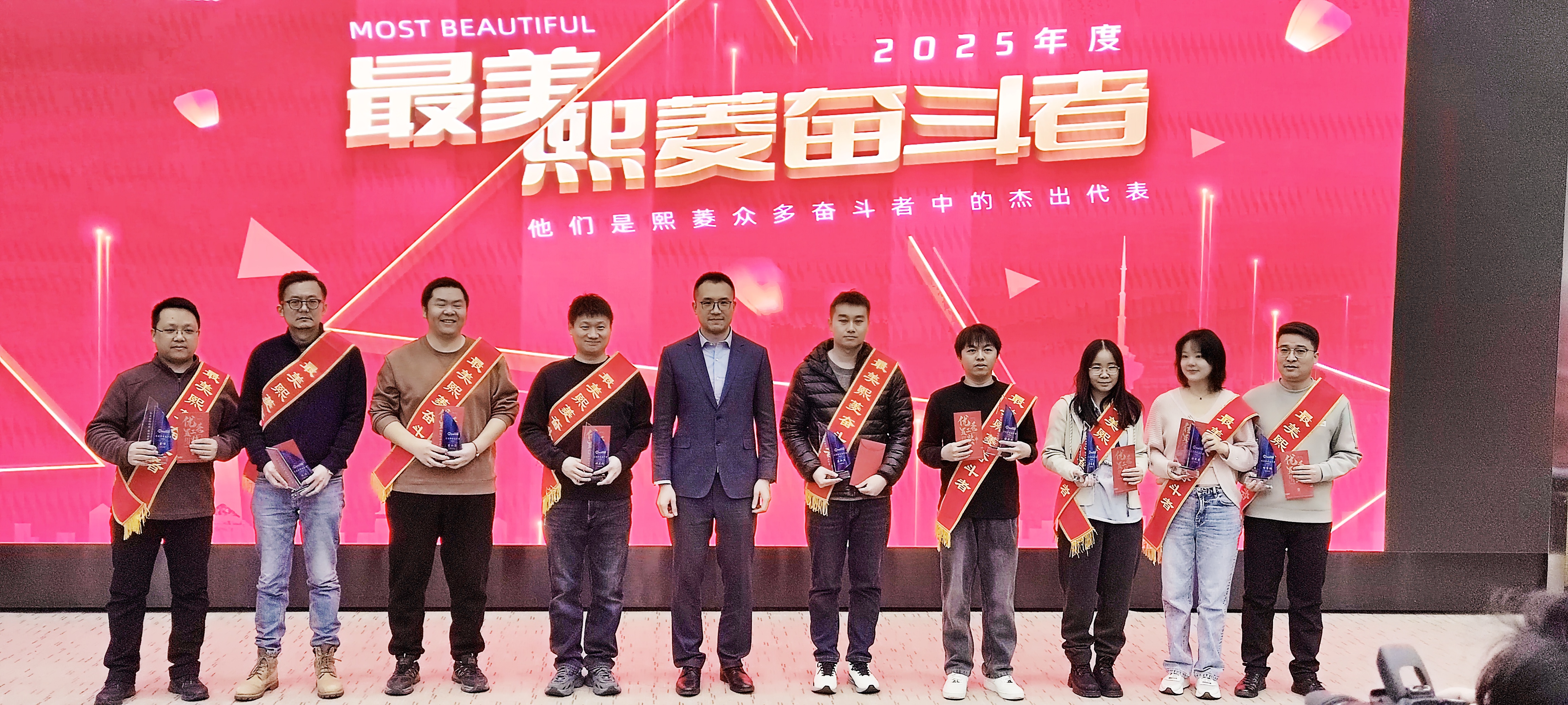 艳妇臀荡乳欲伦交换H漫