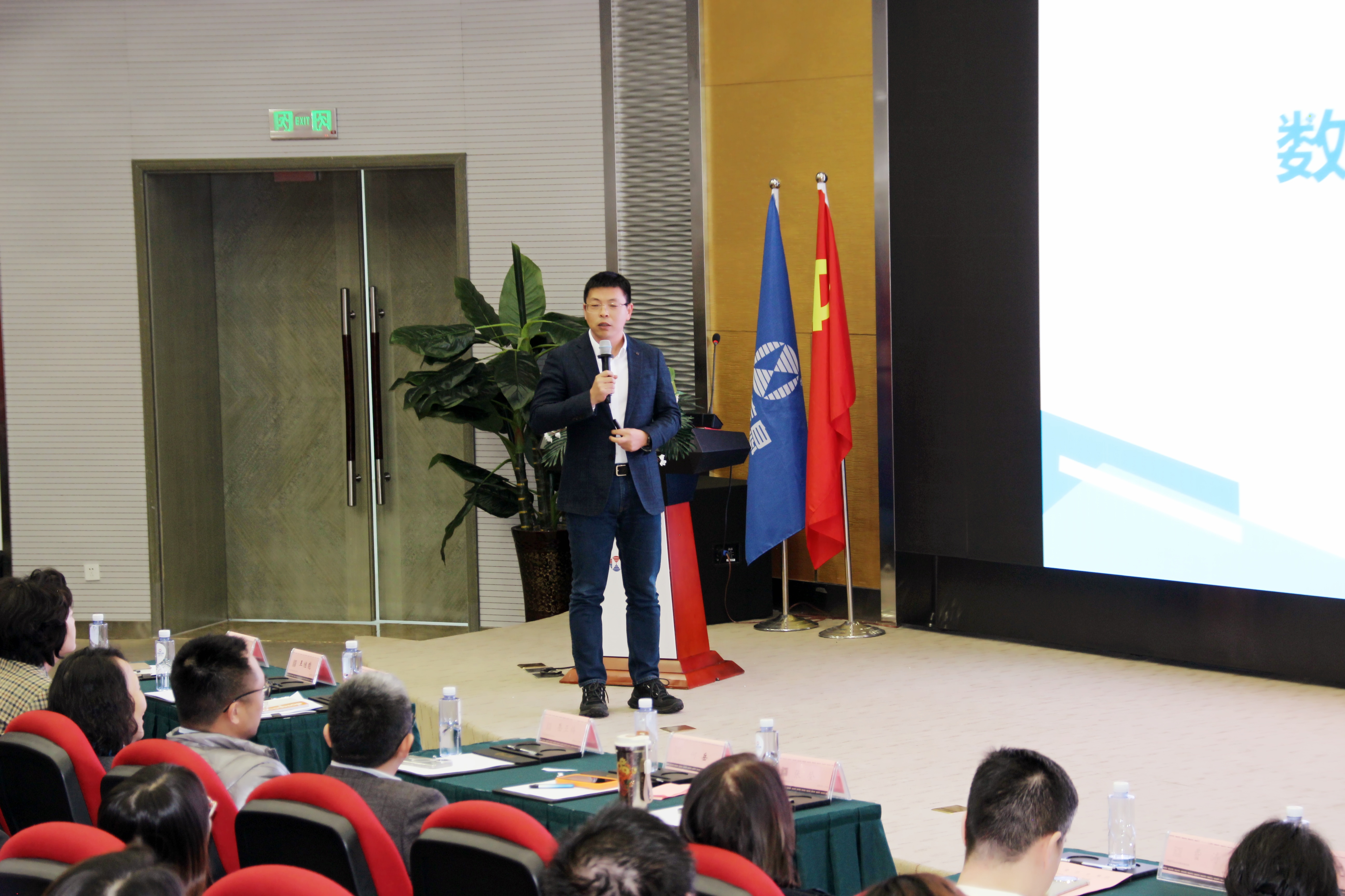 艳妇臀荡乳欲伦交换H漫