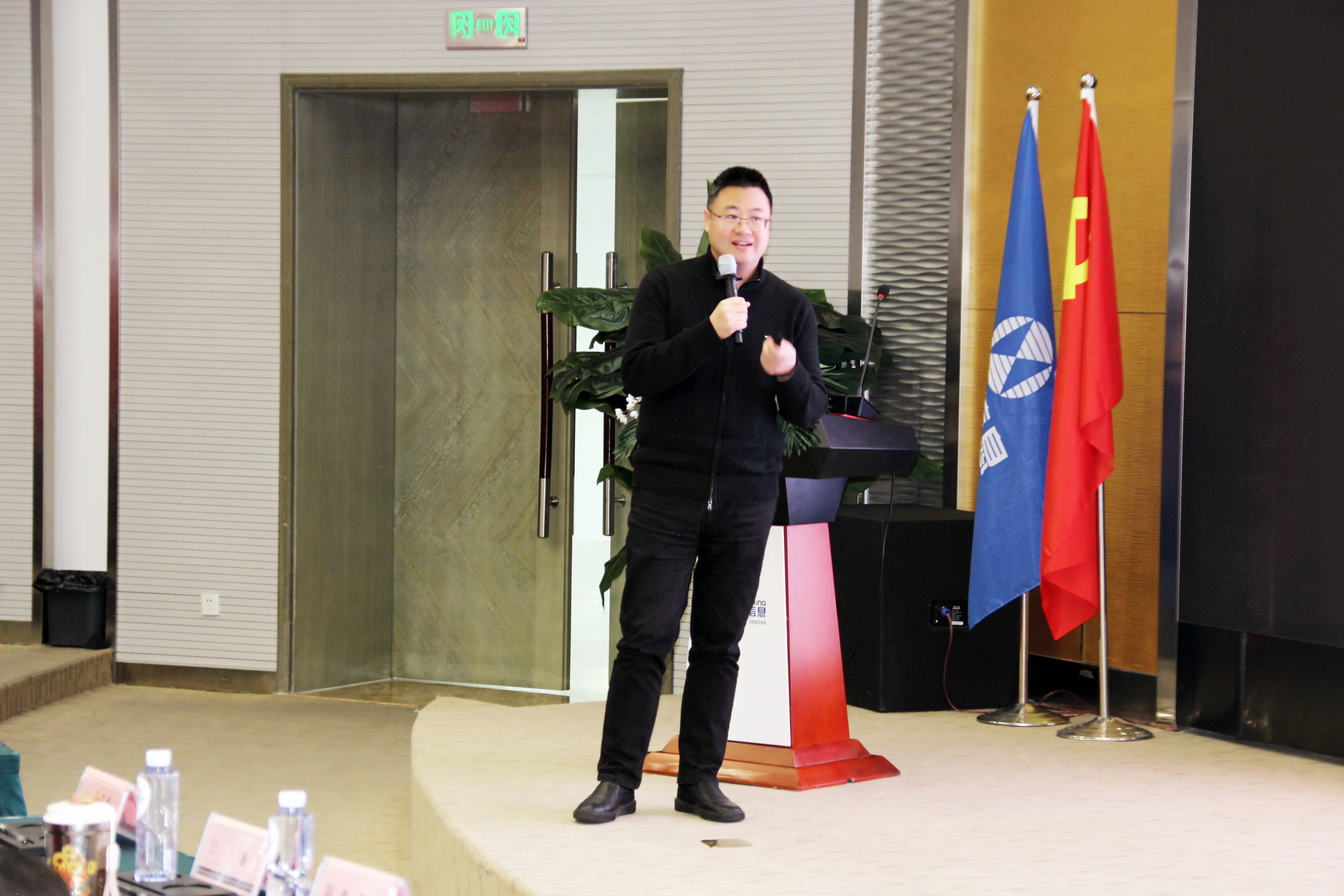 艳妇臀荡乳欲伦交换H漫