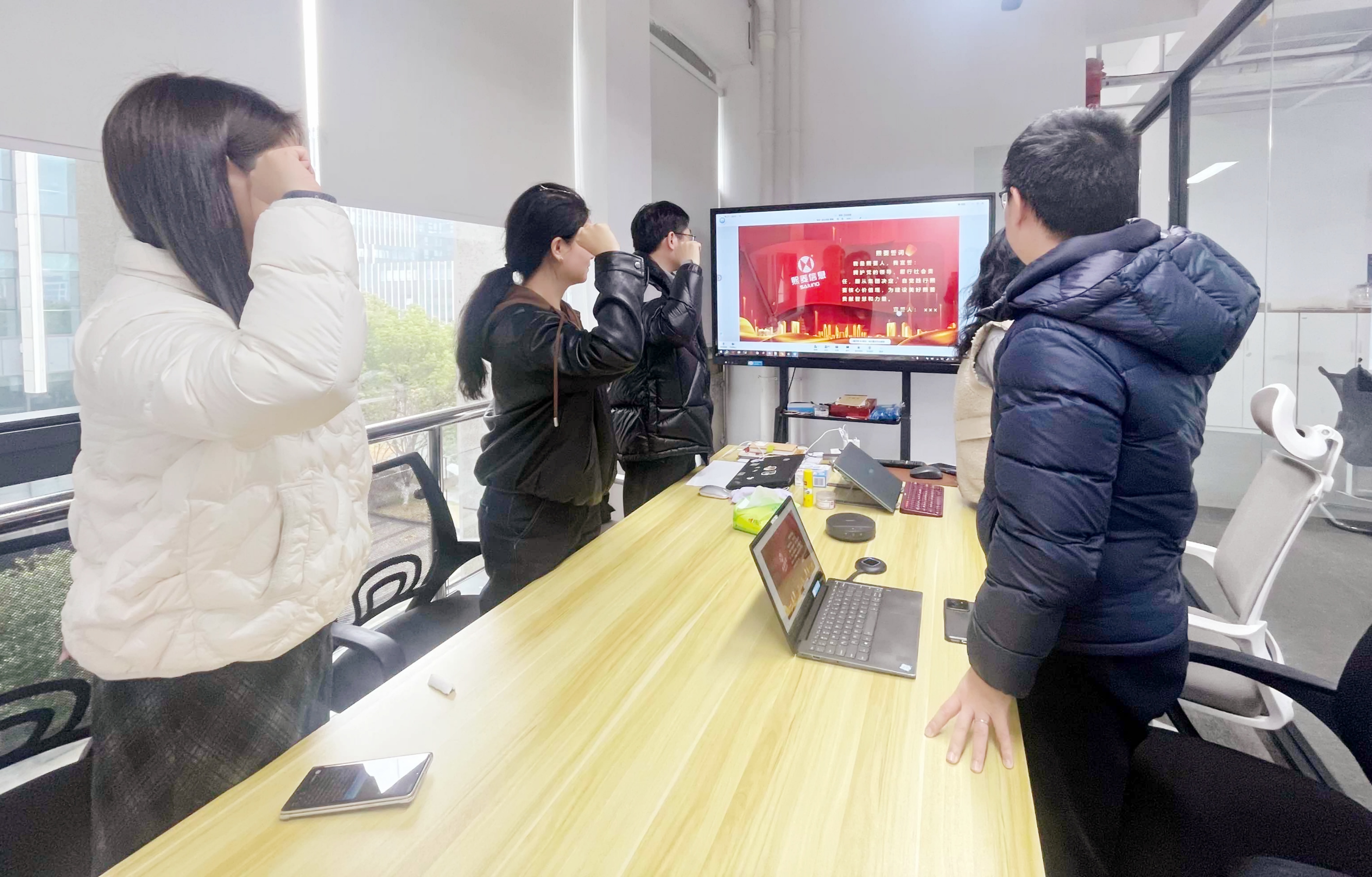 艳妇臀荡乳欲伦交换H漫