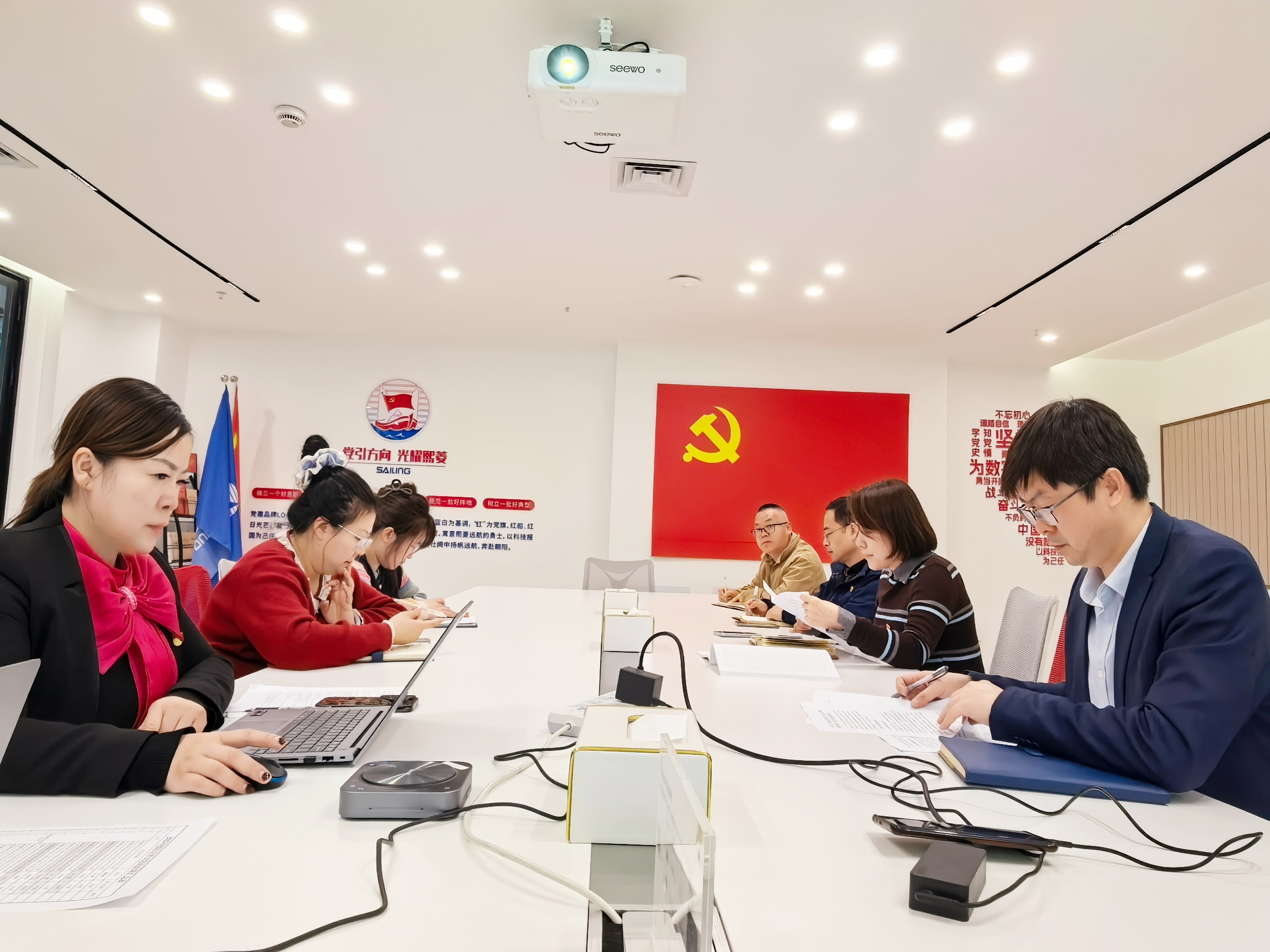 艳妇臀荡乳欲伦交换H漫