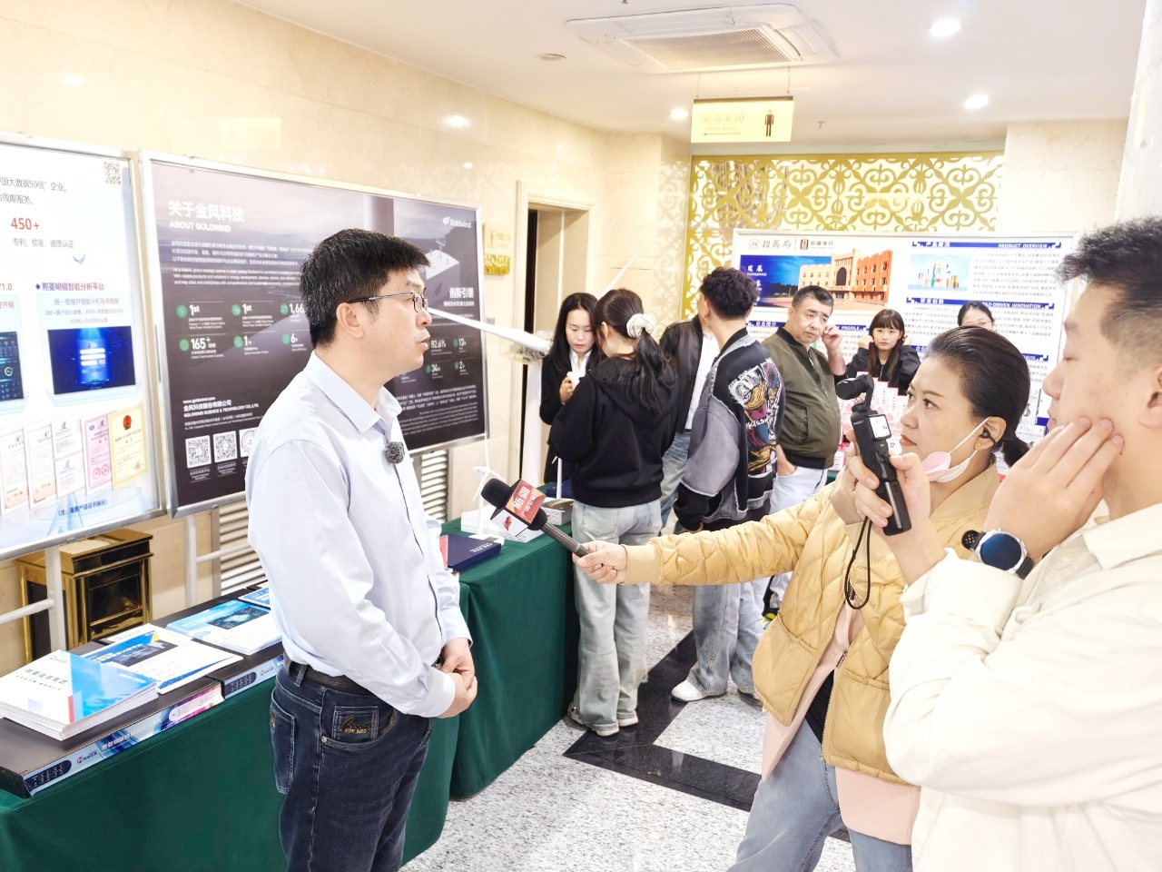 艳妇臀荡乳欲伦交换H漫